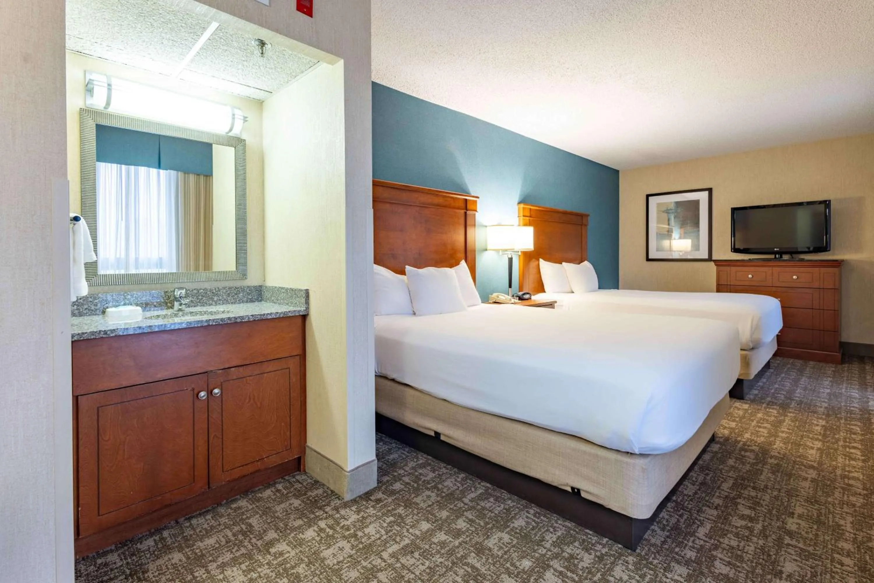 Bedroom, Bed in Pear Tree Inn St. Louis Near Union Station