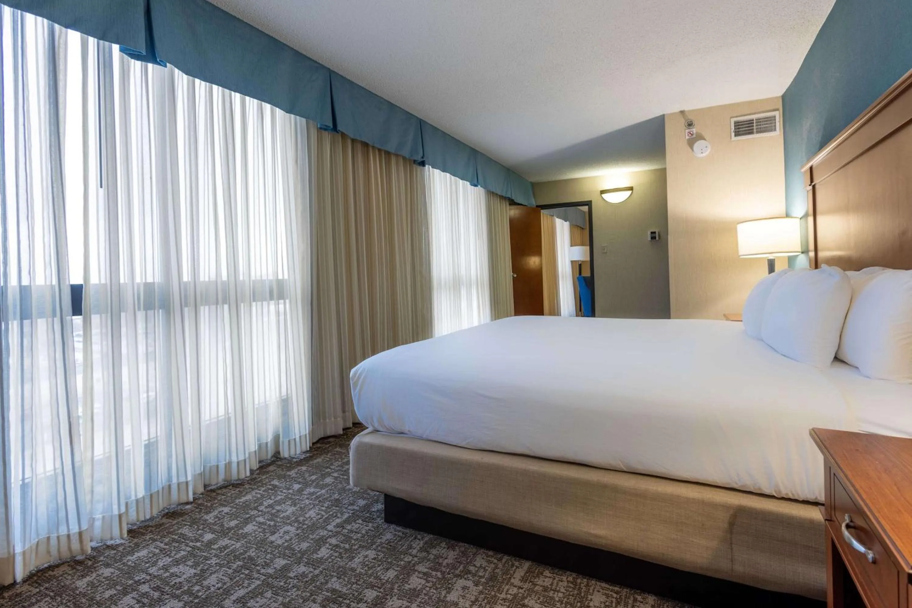 Bedroom, Bed in Pear Tree Inn St. Louis Near Union Station