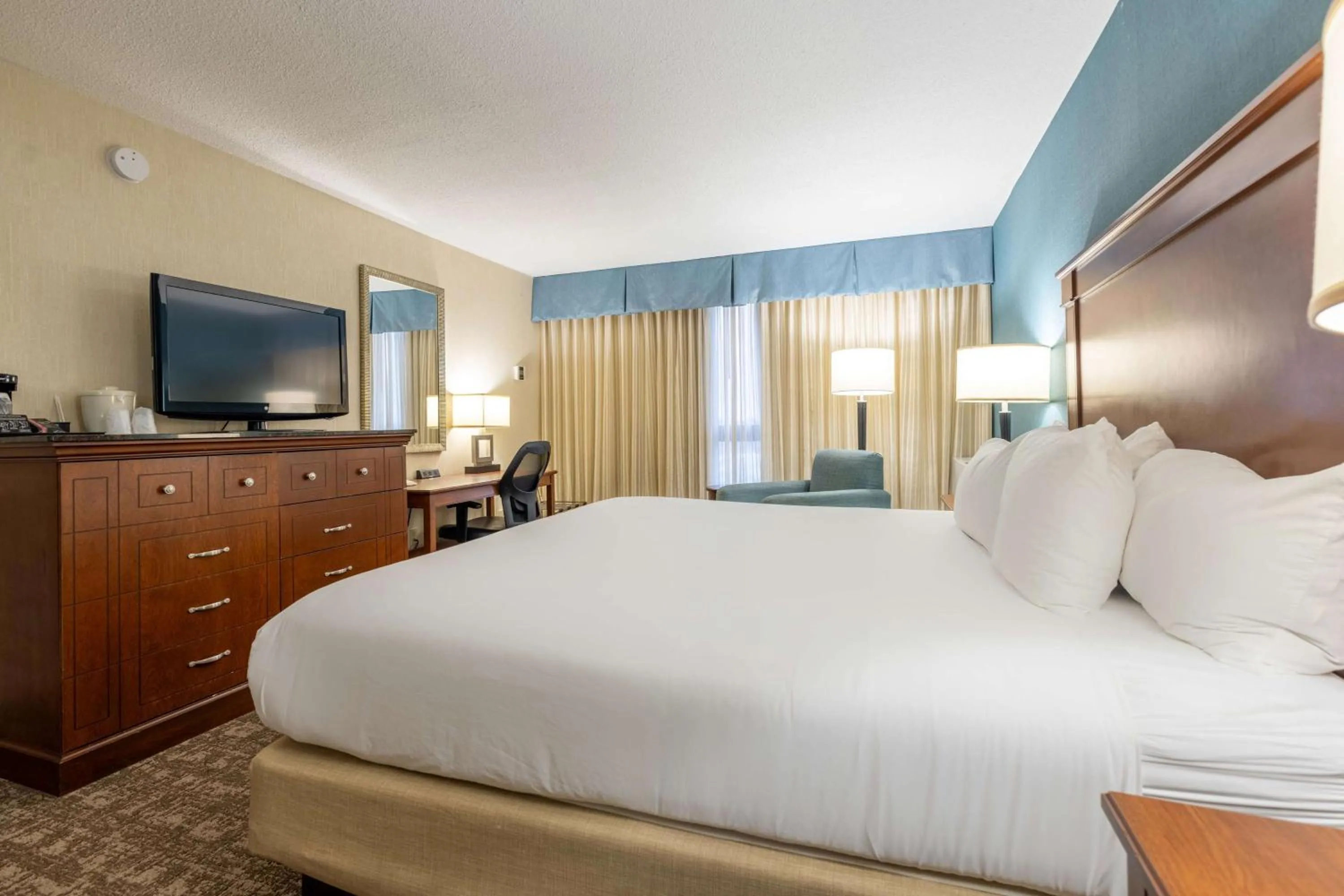 Bedroom, Bed in Pear Tree Inn St. Louis Near Union Station