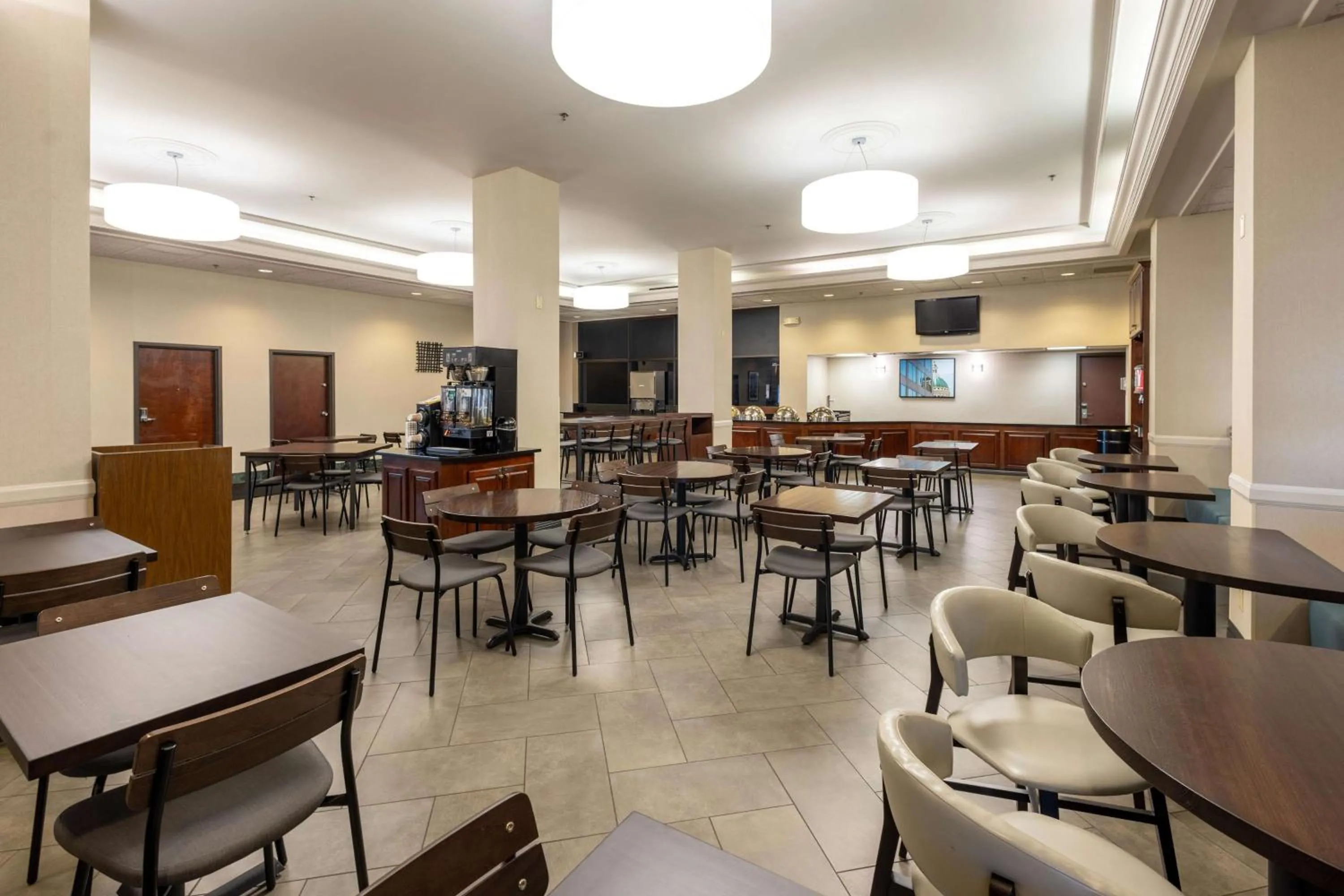 Breakfast in Pear Tree Inn St. Louis Near Union Station