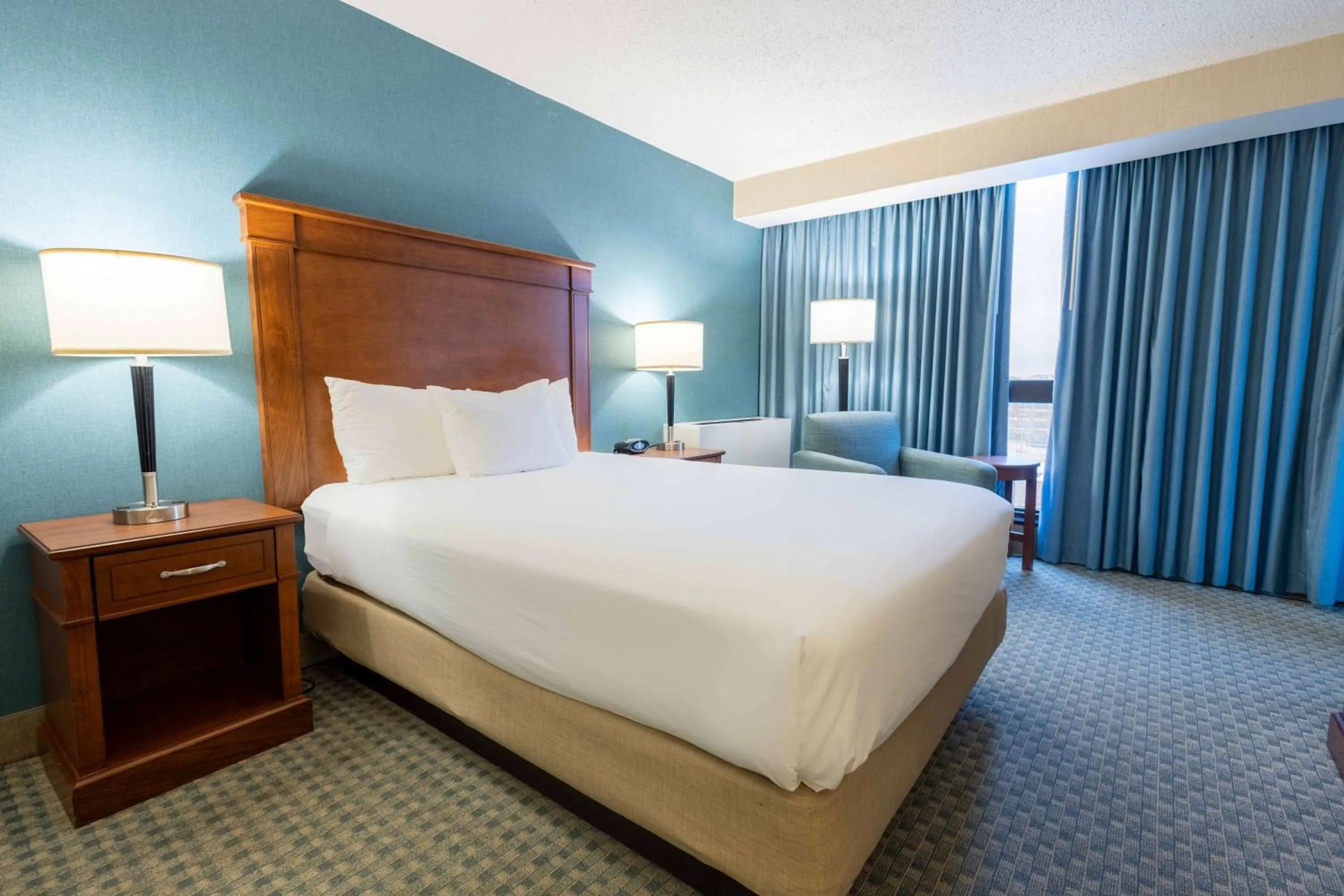 Bedroom, Bed in Pear Tree Inn St. Louis Near Union Station