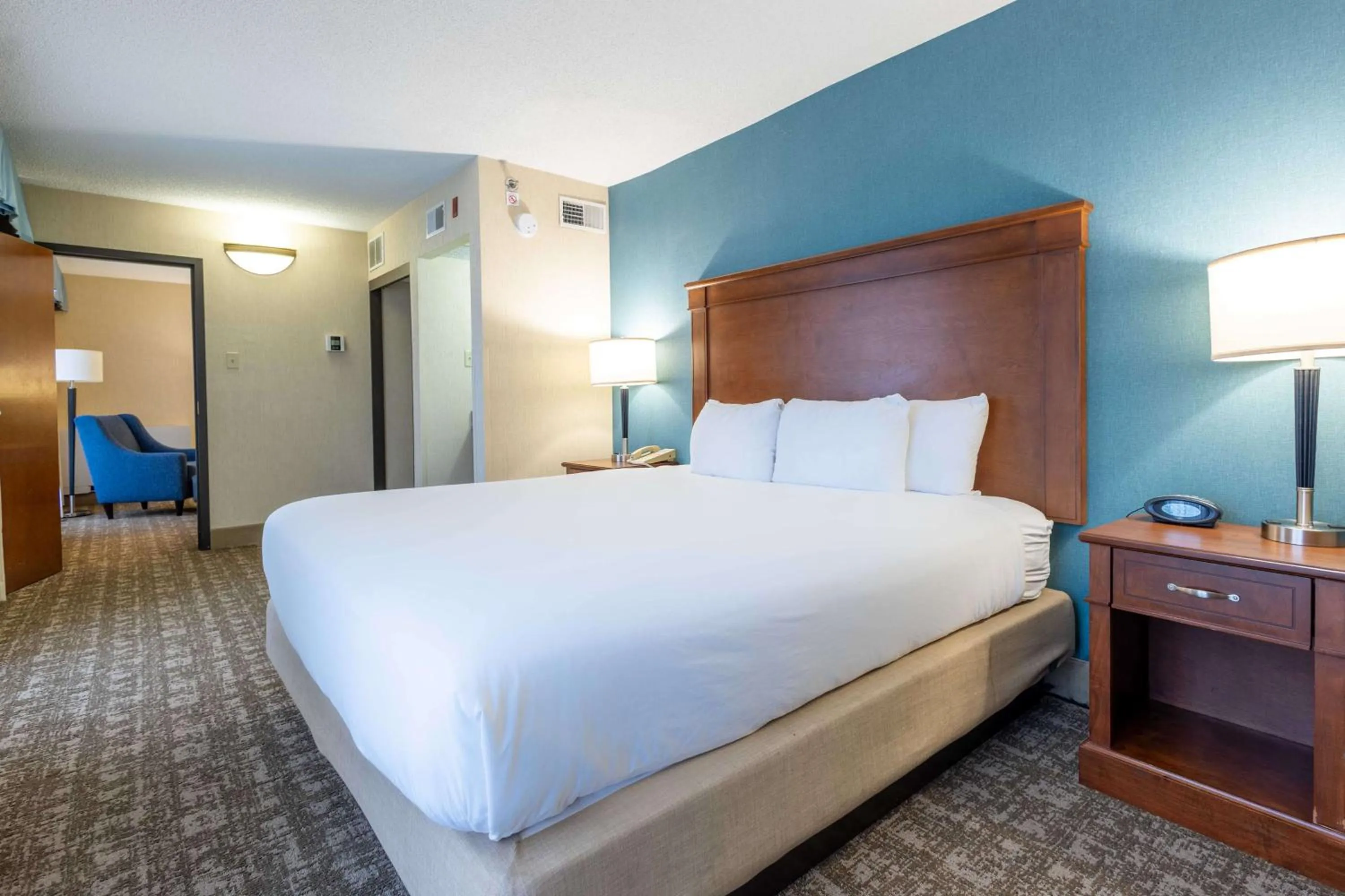 Bedroom, Bed in Pear Tree Inn St. Louis Near Union Station