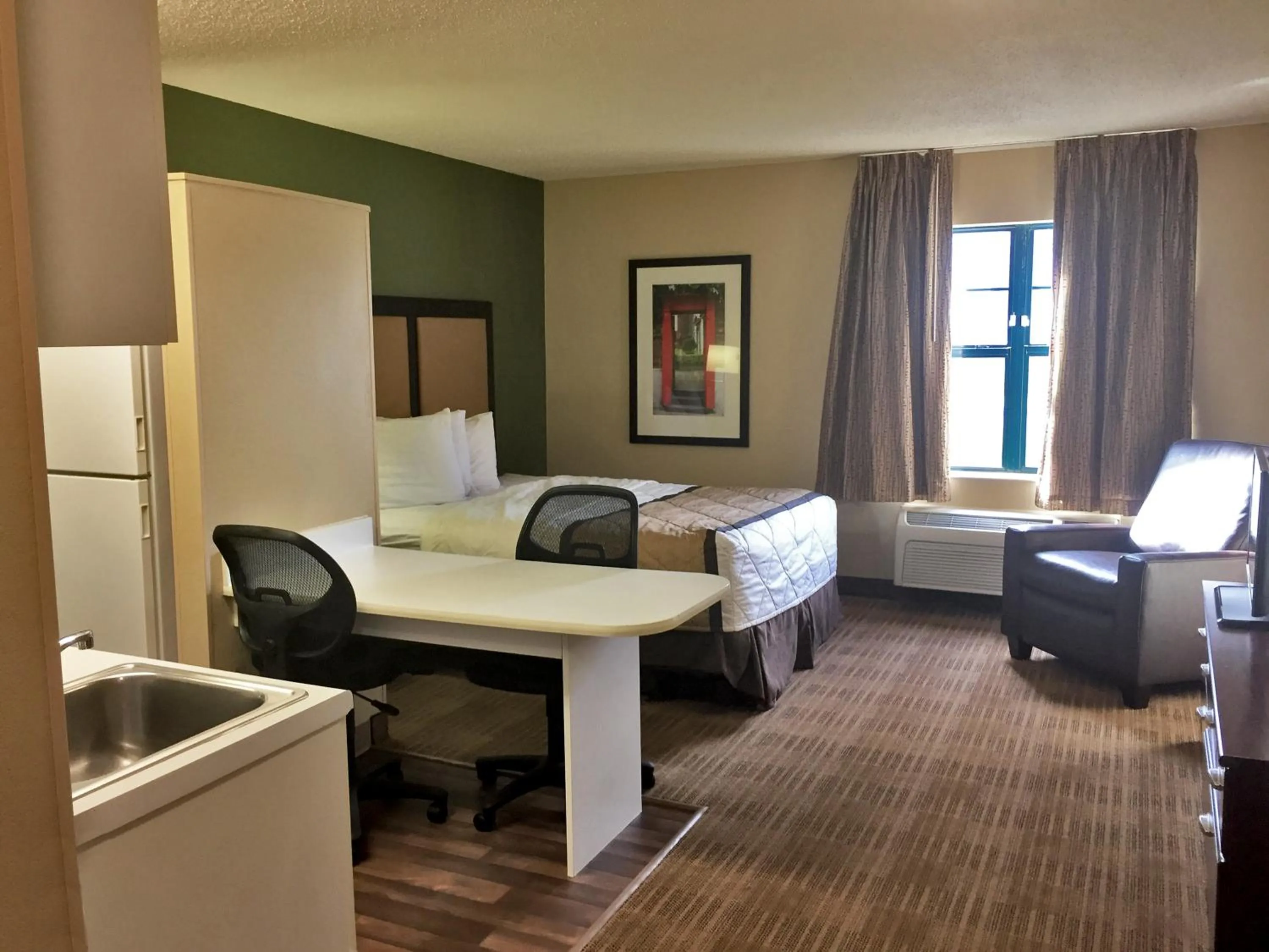 Bed in Extended Stay America Suites - Kansas City - Airport
