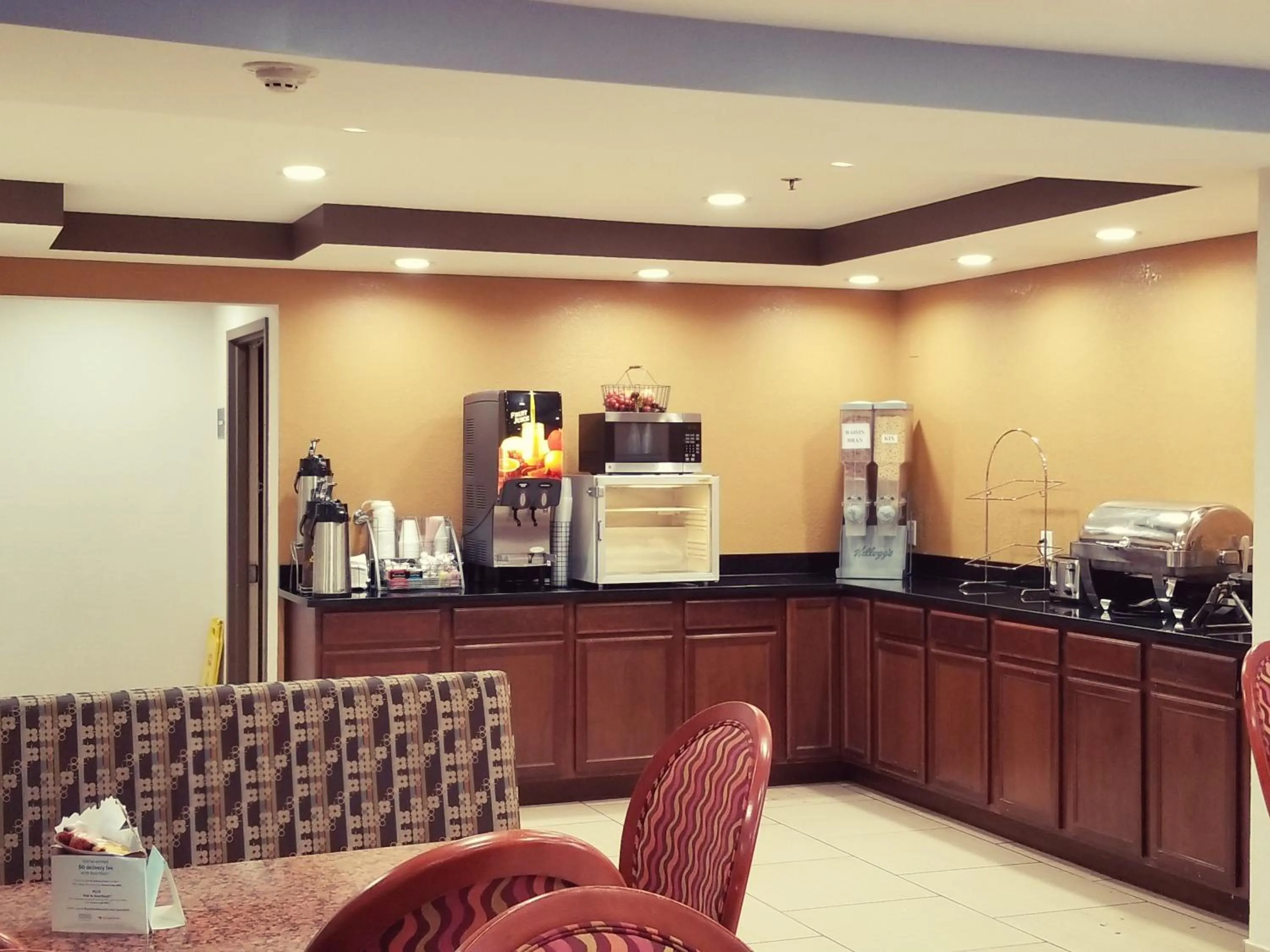 Restaurant/places to eat in Travelodge by Wyndham Fort Wayne North