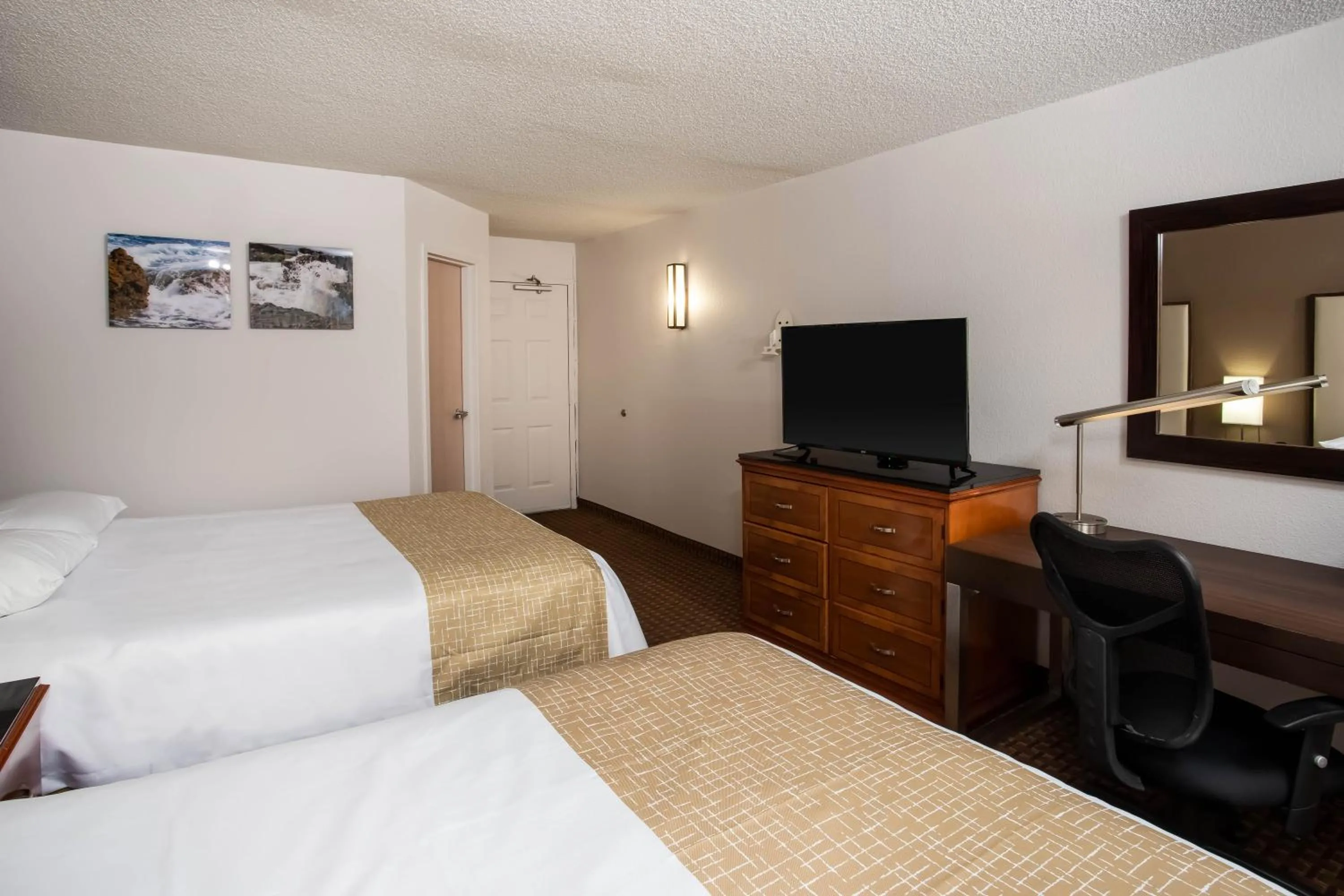 hair dresser, Bed in Travelodge by Wyndham Fort Wayne North