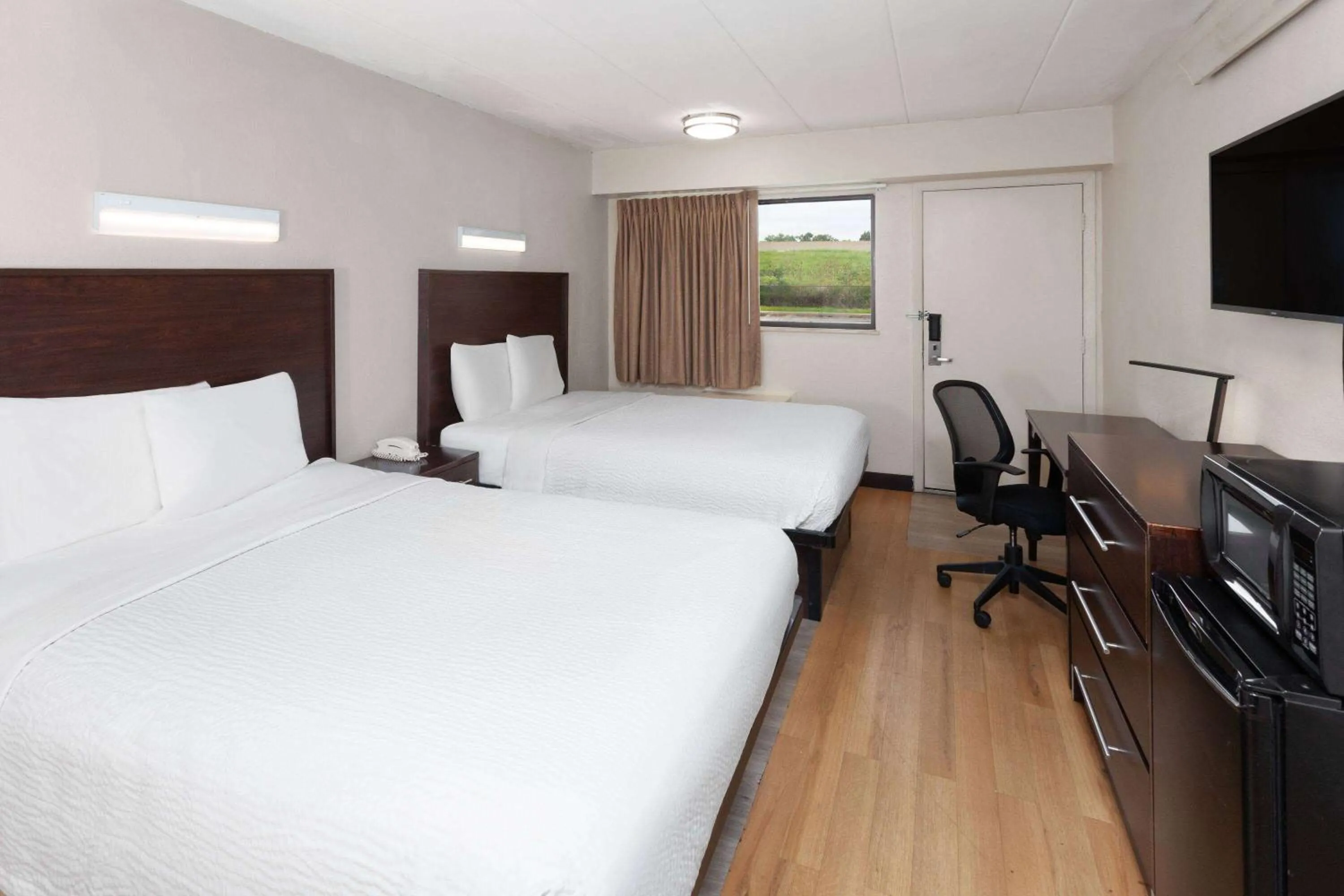 Photo of the whole room, Bed in Travelodge by Wyndham Peoria