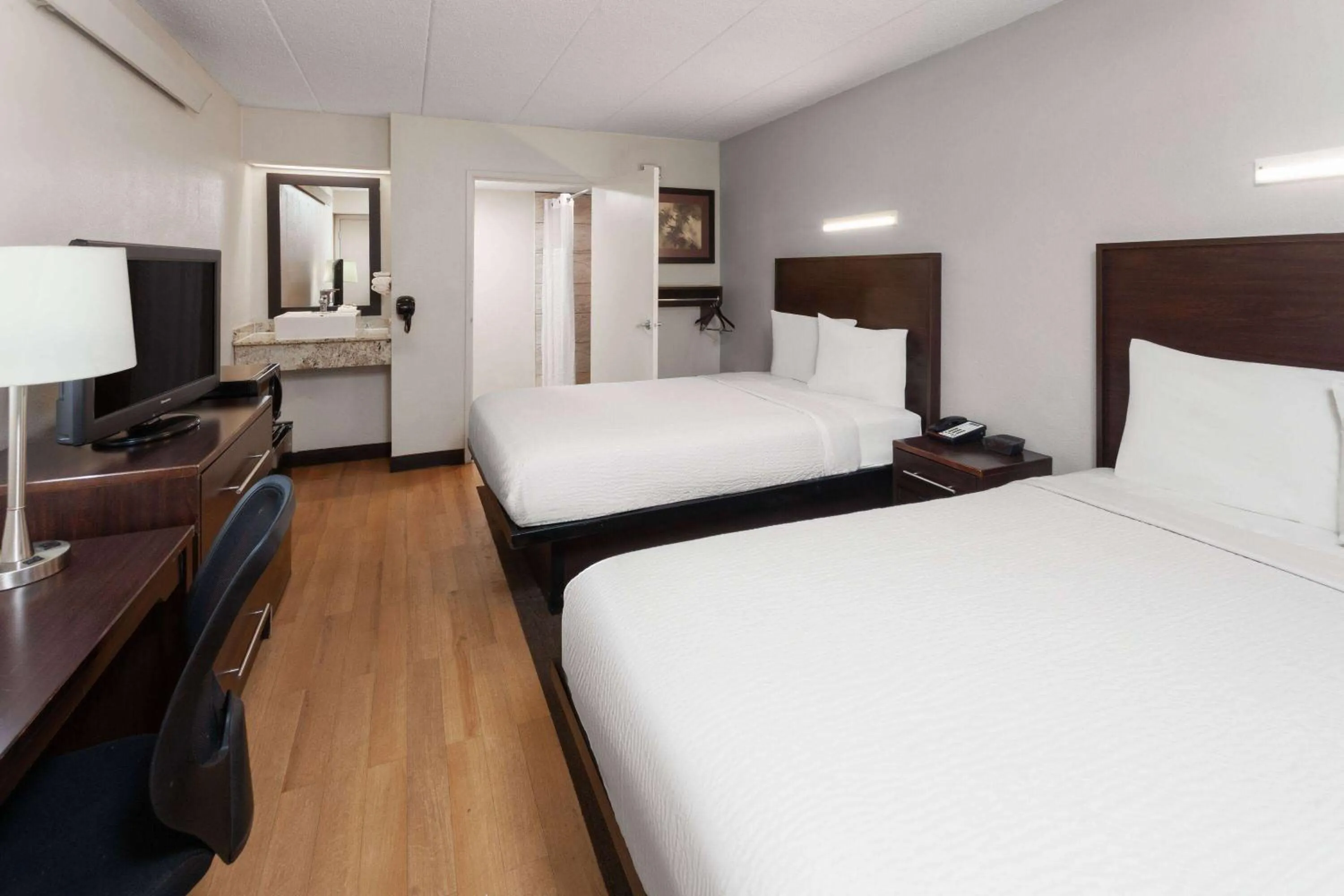 Photo of the whole room, Bed in Travelodge by Wyndham Peoria