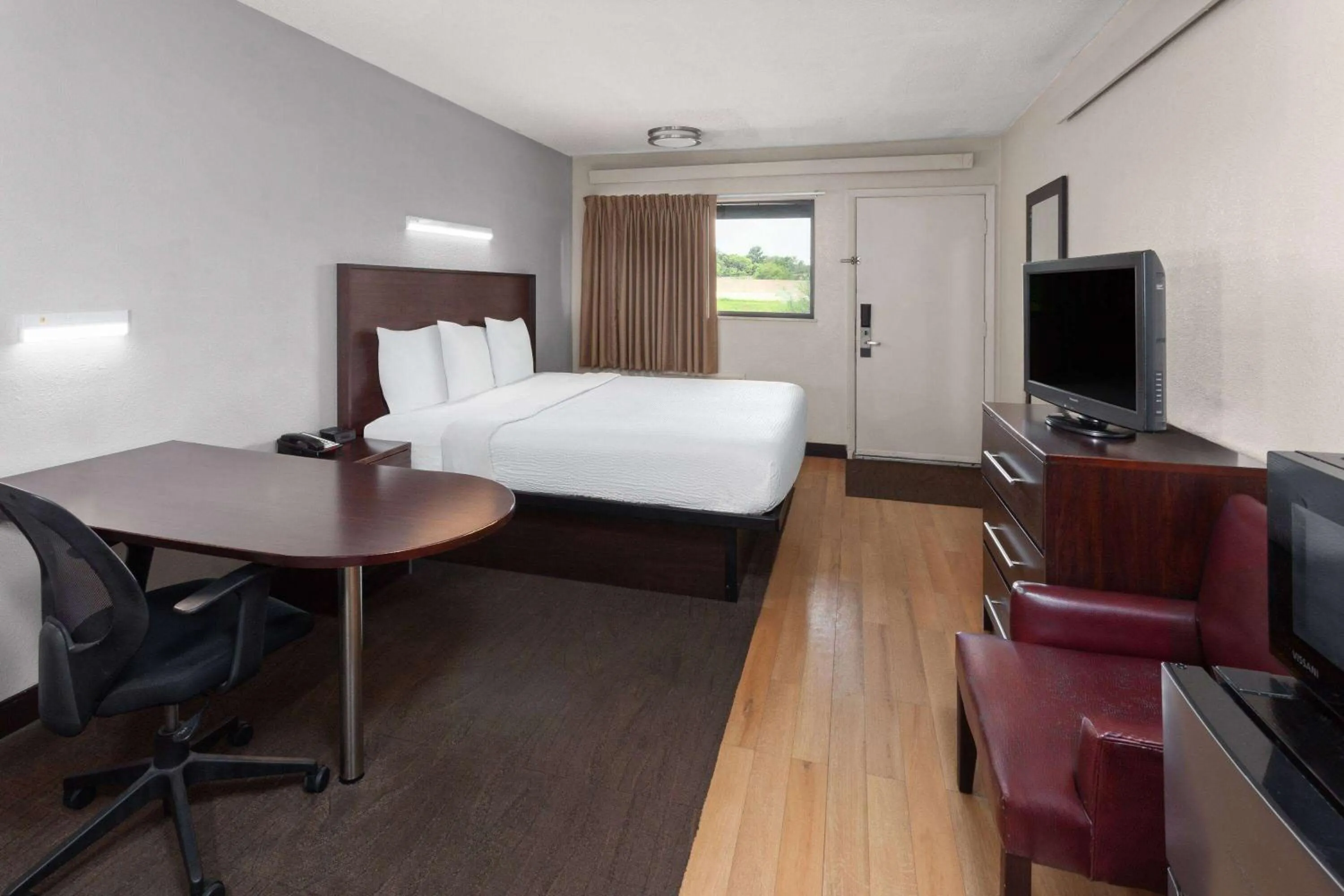 Photo of the whole room, Bed in Travelodge by Wyndham Peoria