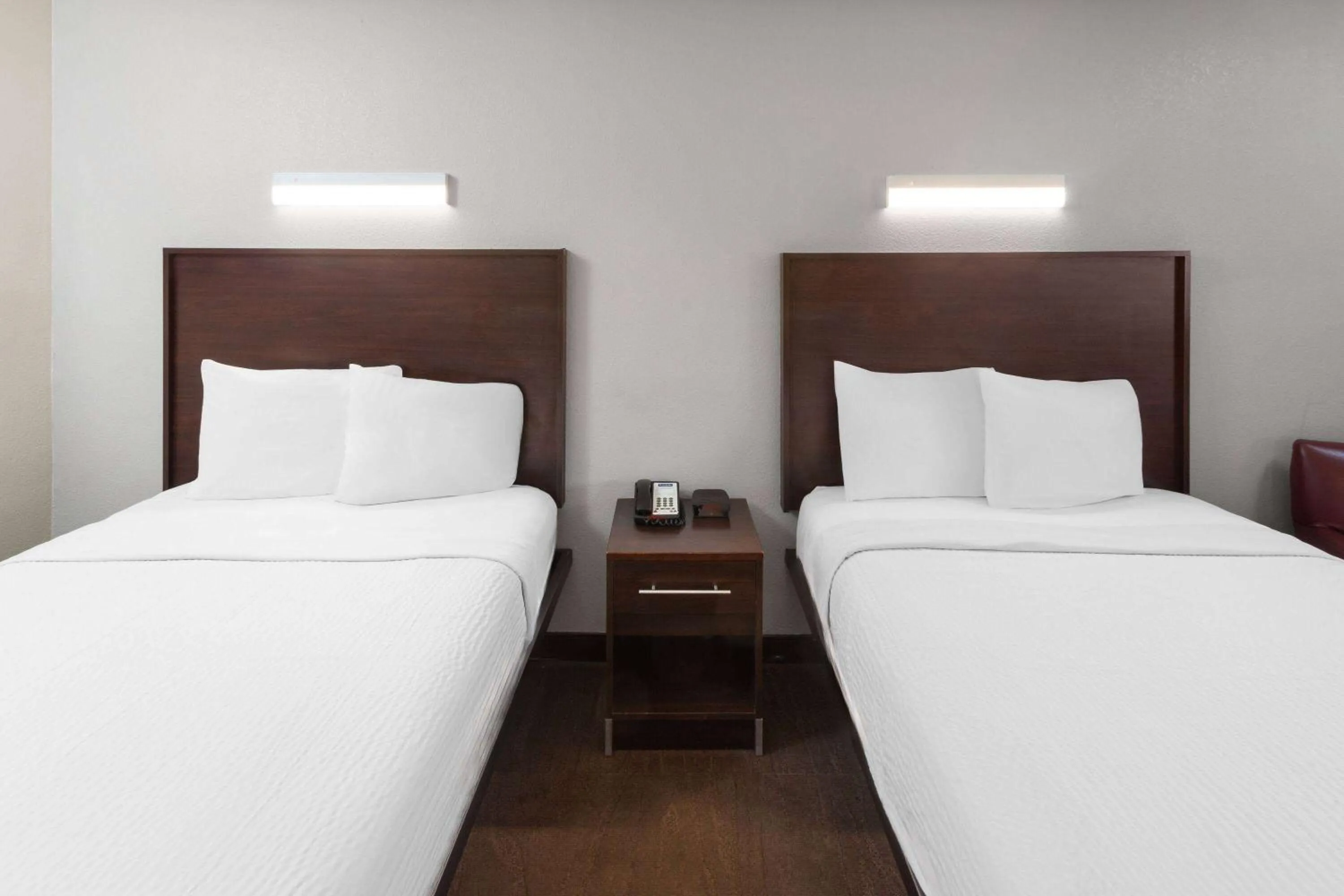 Photo of the whole room, Bed in Travelodge by Wyndham Peoria