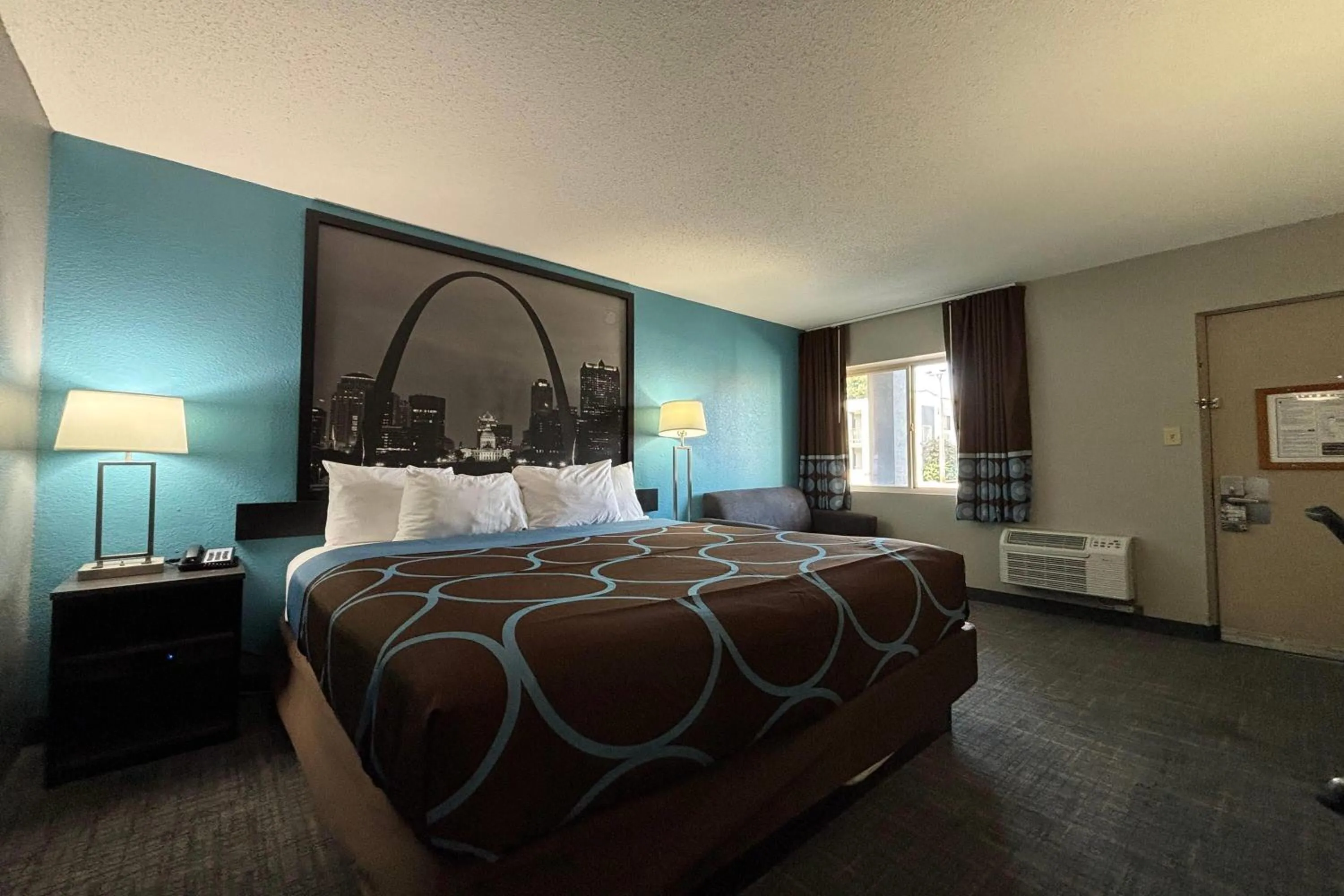 Photo of the whole room, Bed in Super 8 by Wyndham Belleville St. Louis Area