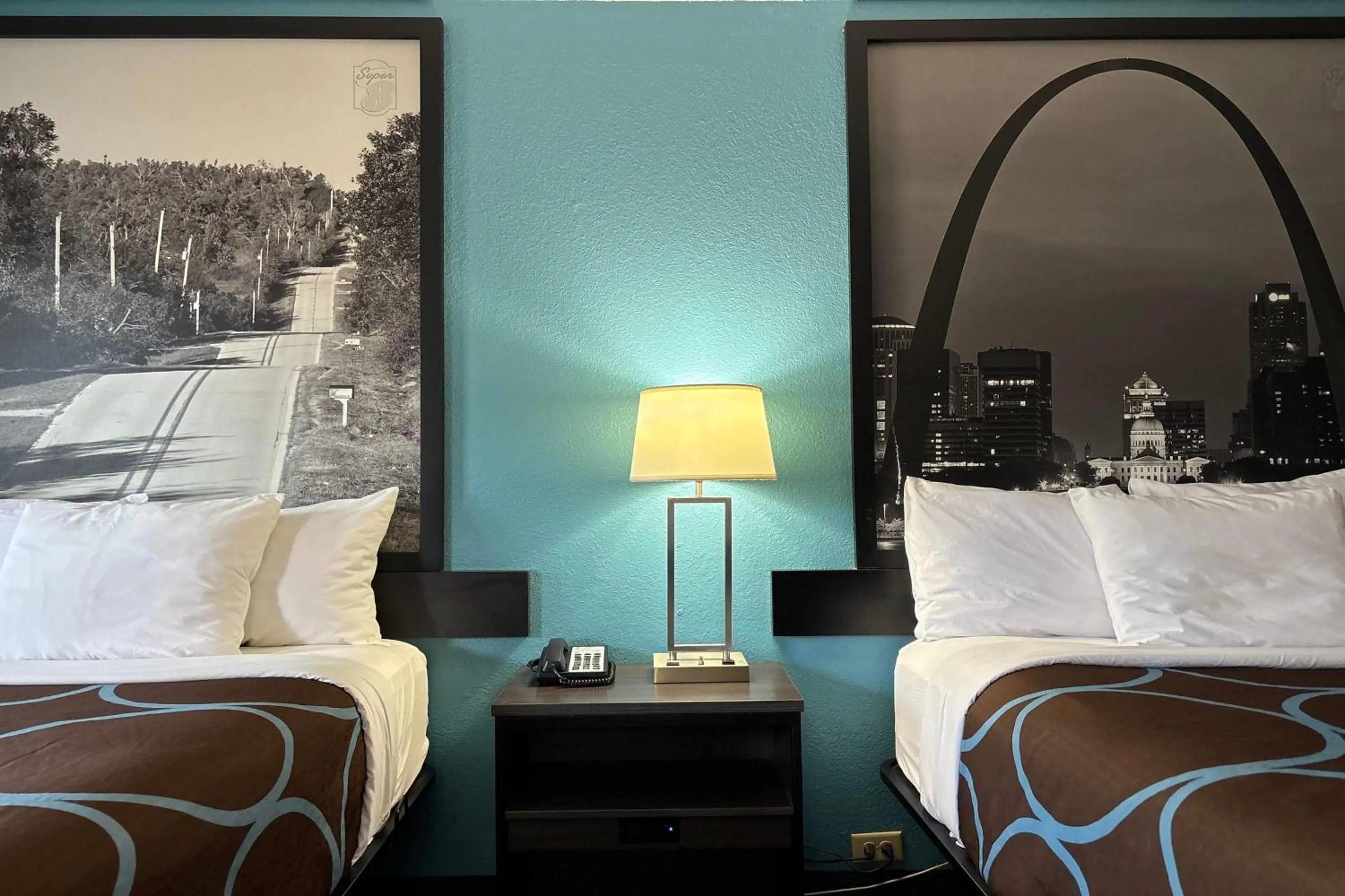 Photo of the whole room, Bed in Super 8 by Wyndham Belleville St. Louis Area