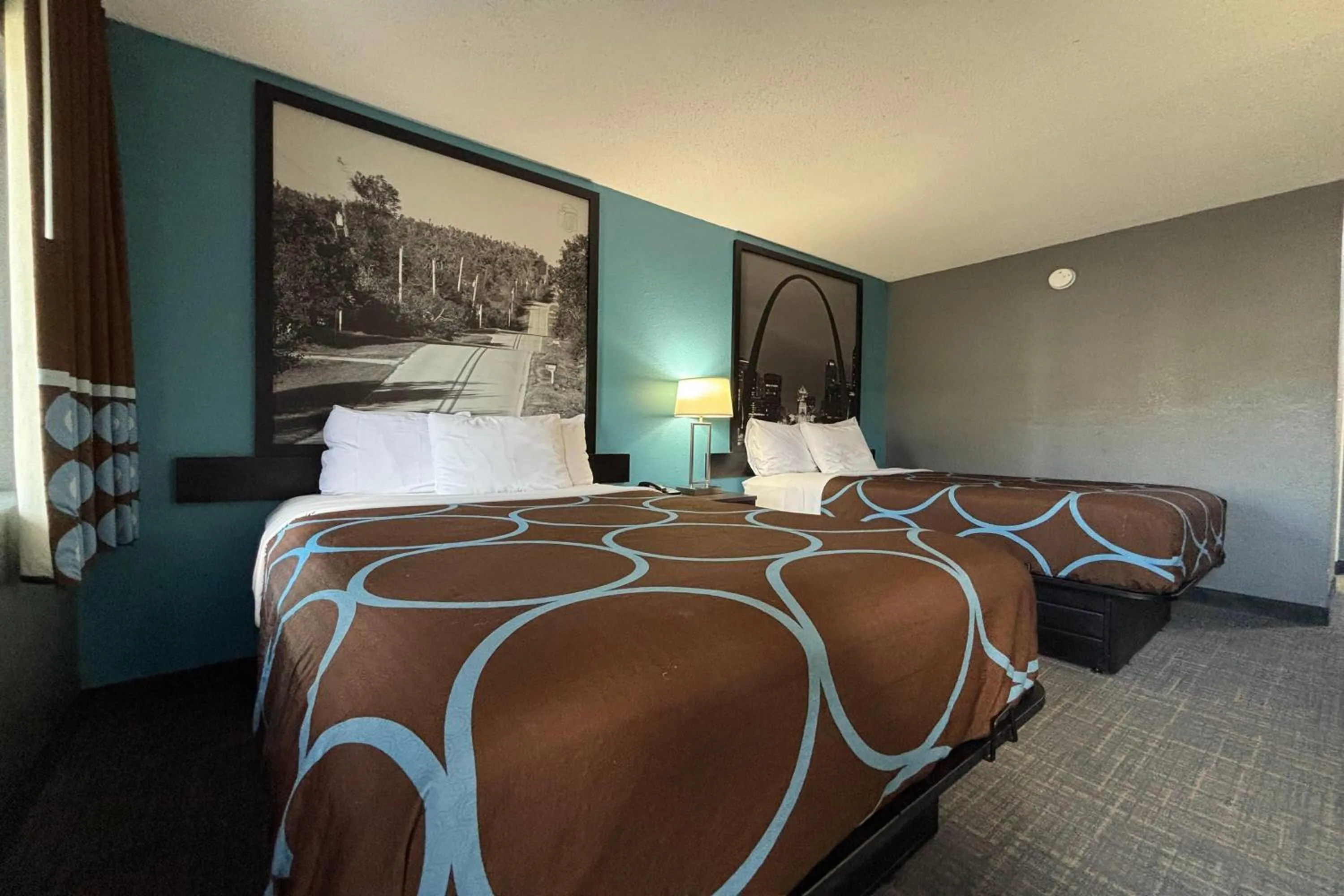 Photo of the whole room, Bed in Super 8 by Wyndham Belleville St. Louis Area