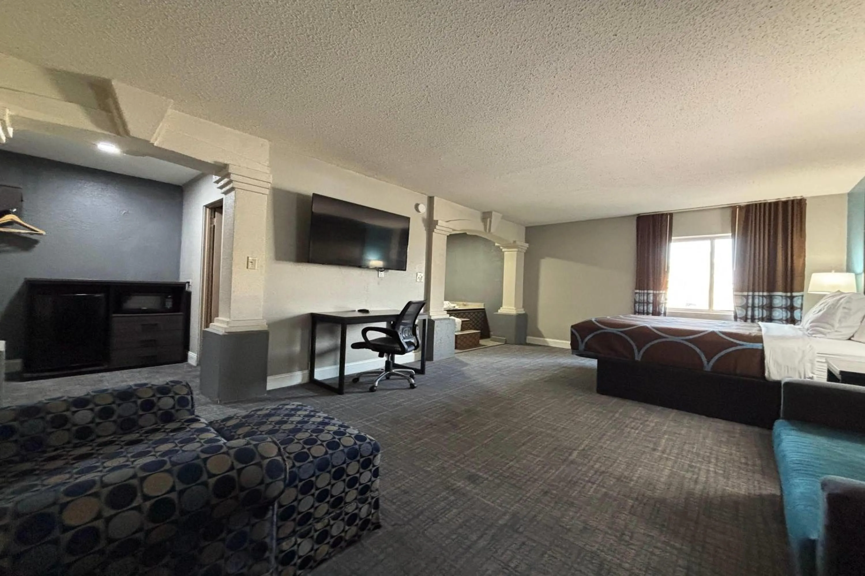 Photo of the whole room, Bed in Super 8 by Wyndham Belleville St. Louis Area