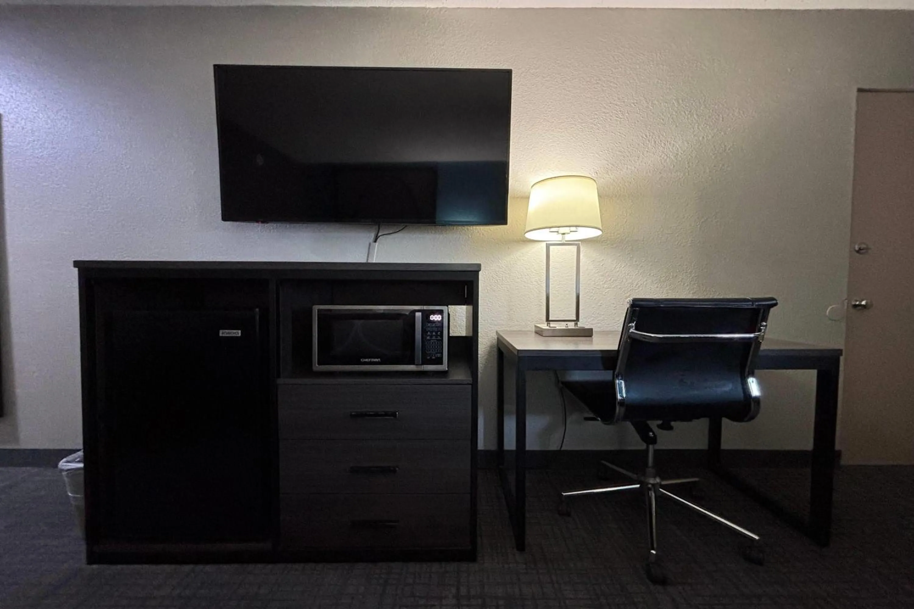 Photo of the whole room in Super 8 by Wyndham Belleville St. Louis Area