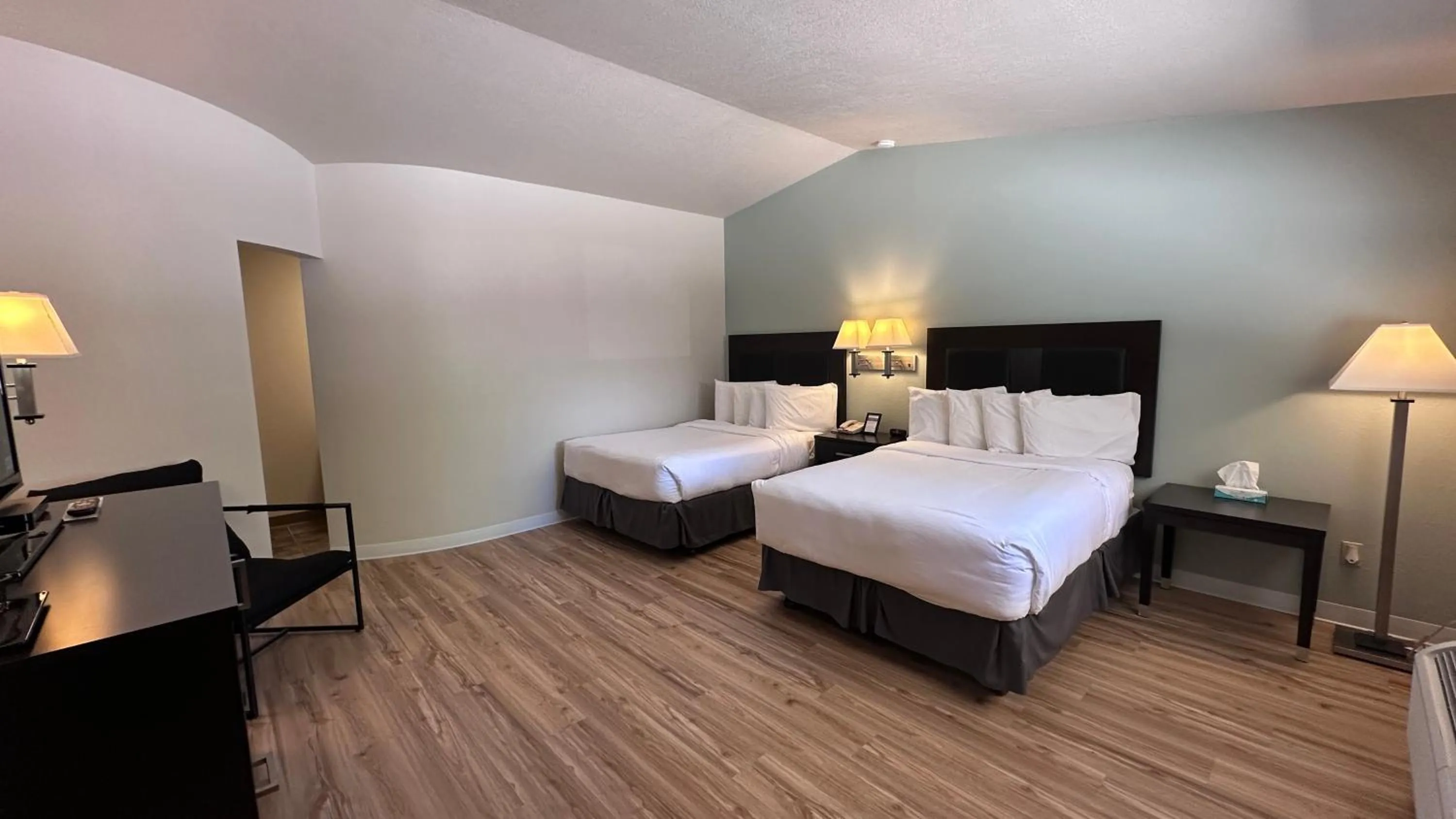 Photo of the whole room, Bed in The Shelby Inn