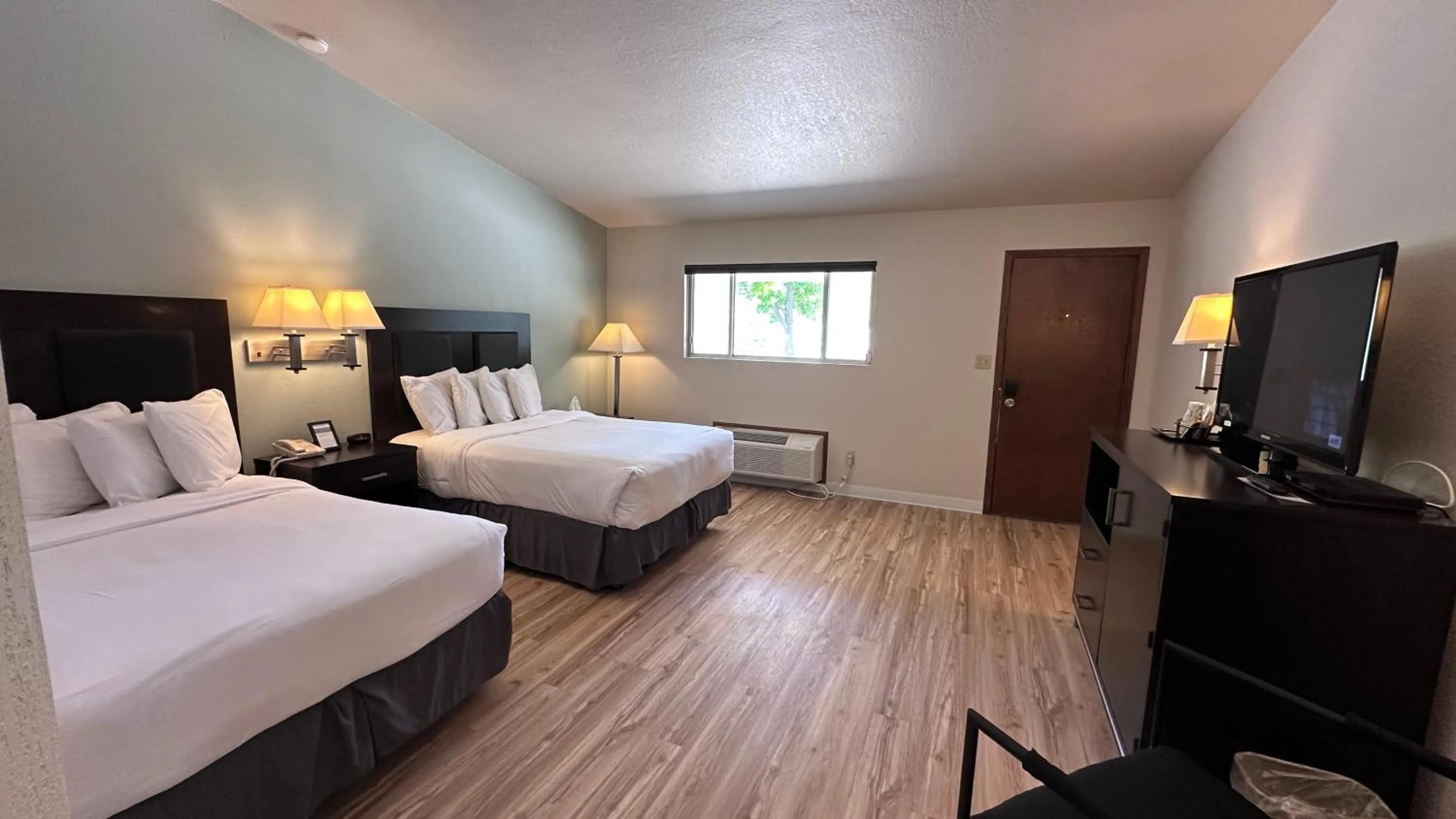 Photo of the whole room, Bed in The Shelby Inn