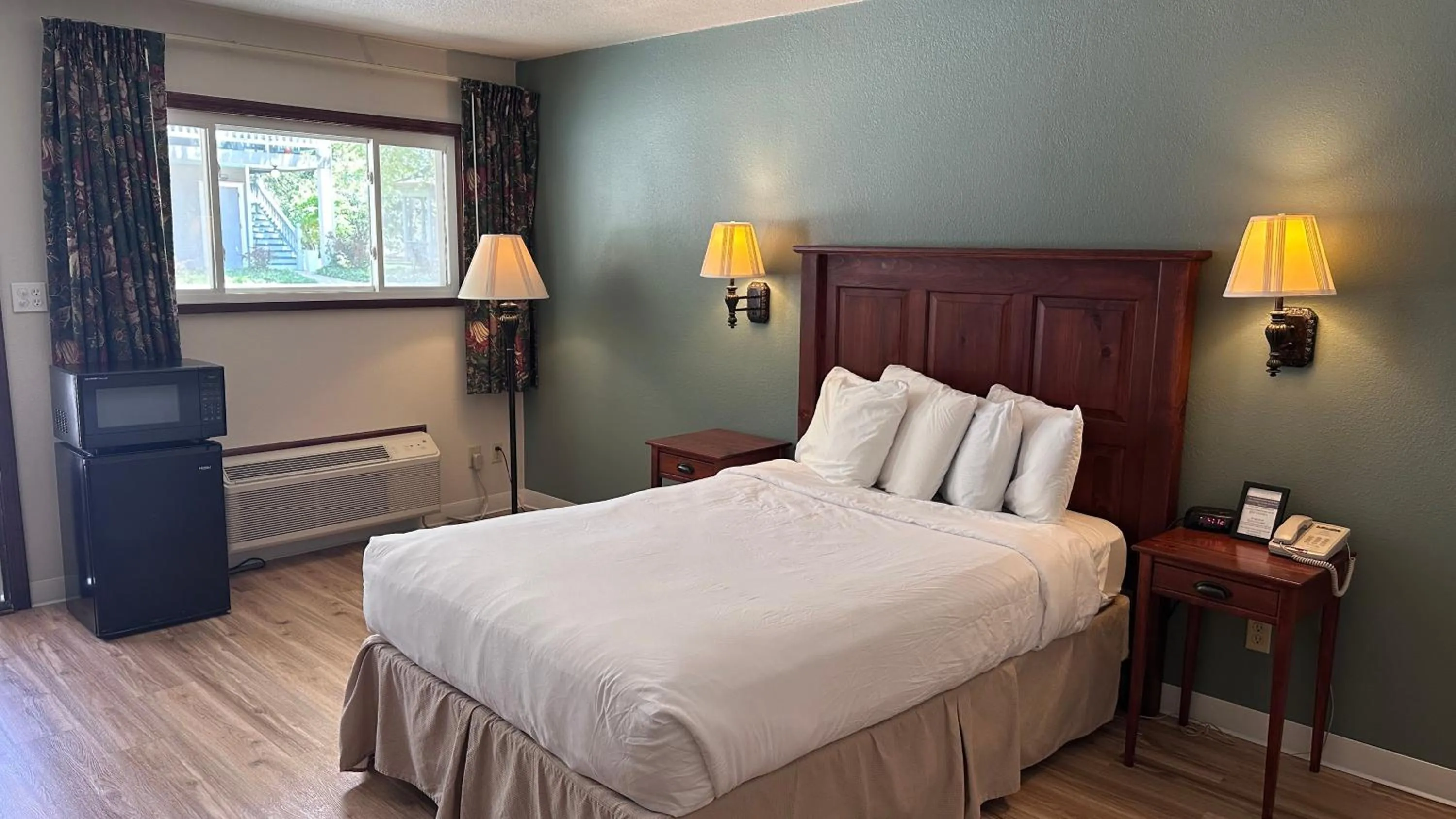 Bed in The Shelby Inn