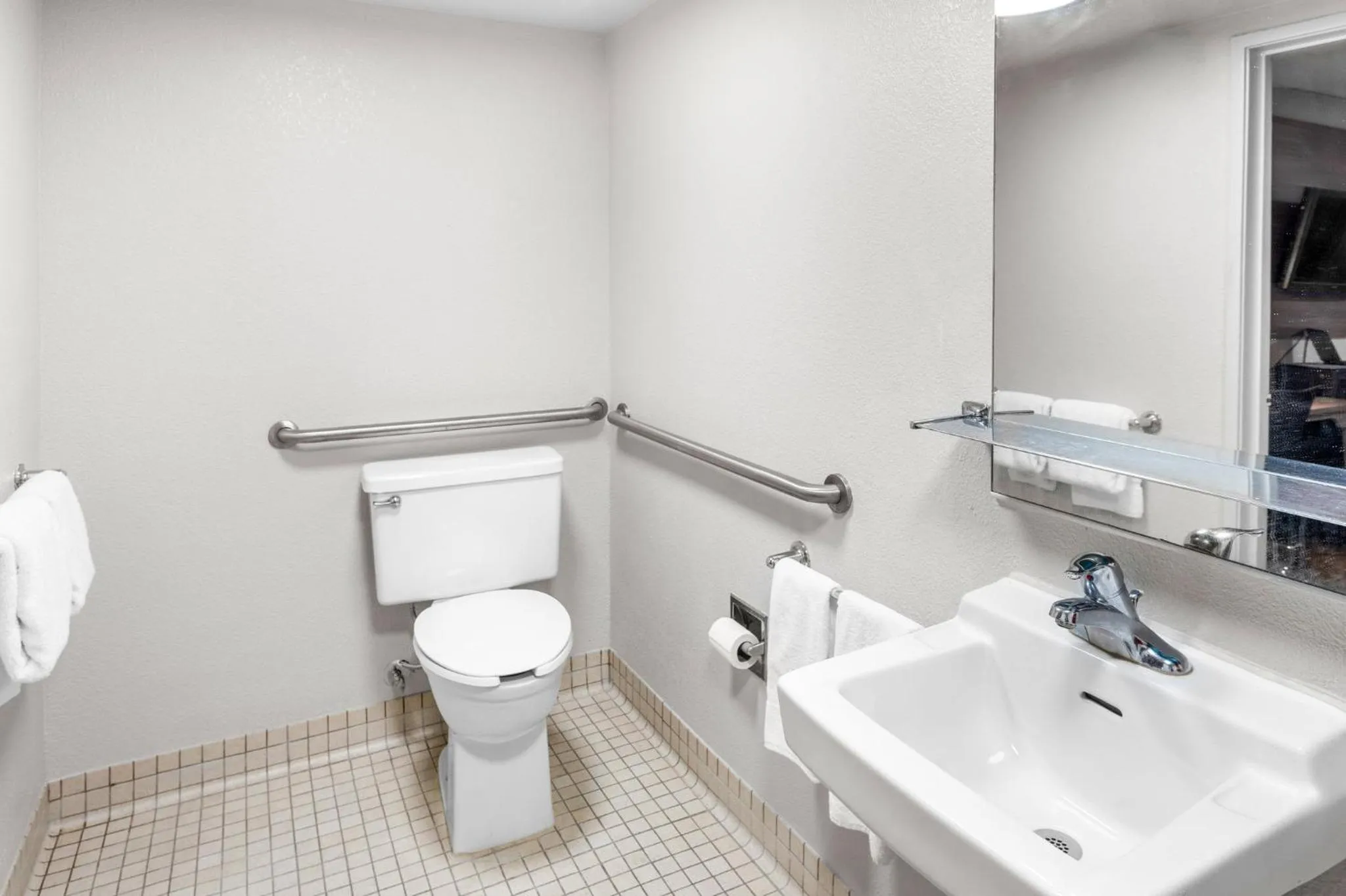 Bathroom in Red Roof Inn Indianapolis North - College Park