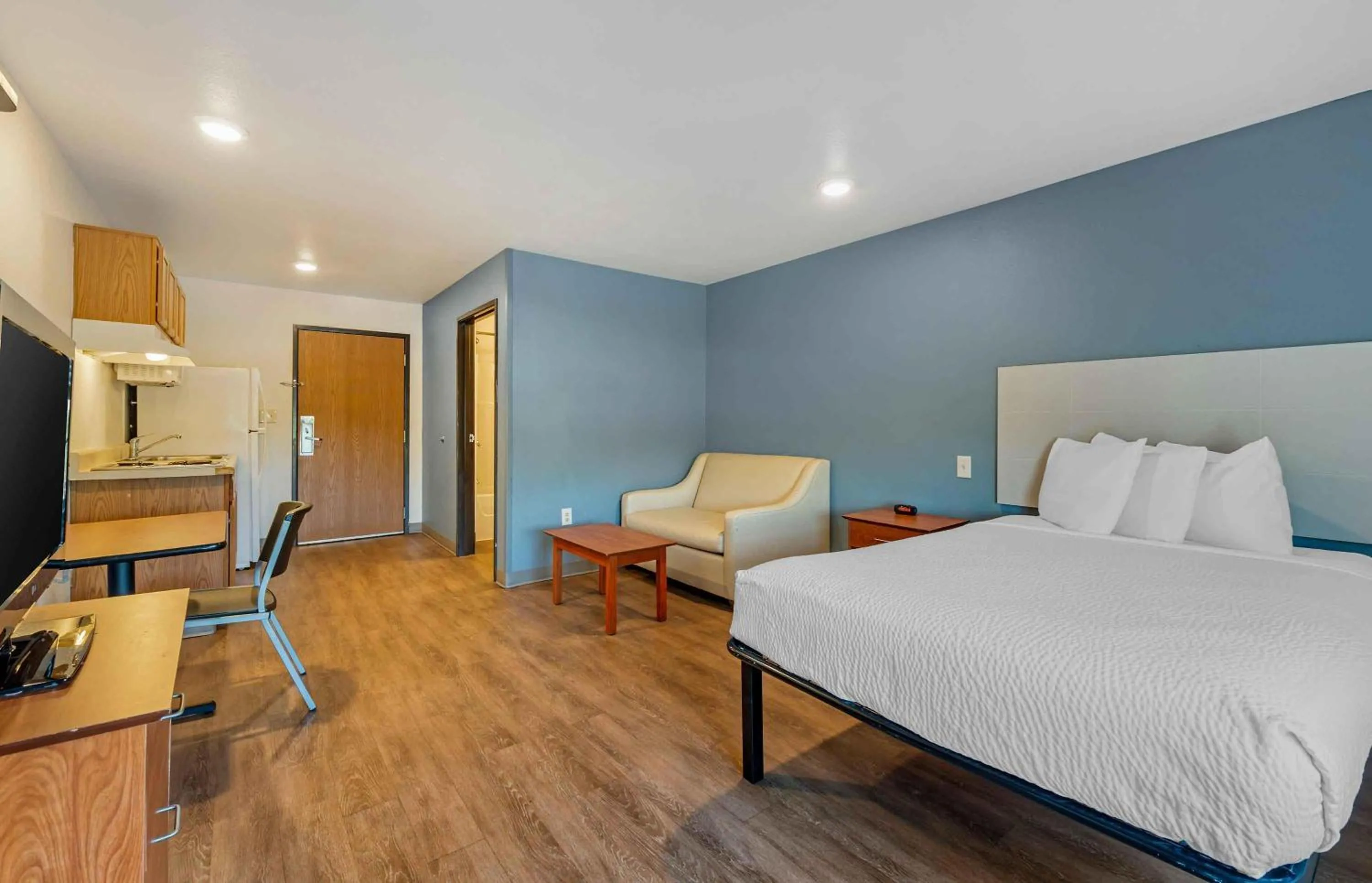 Bedroom, Bed in Extended Stay America Select Suites - Indianapolis - Lawrence