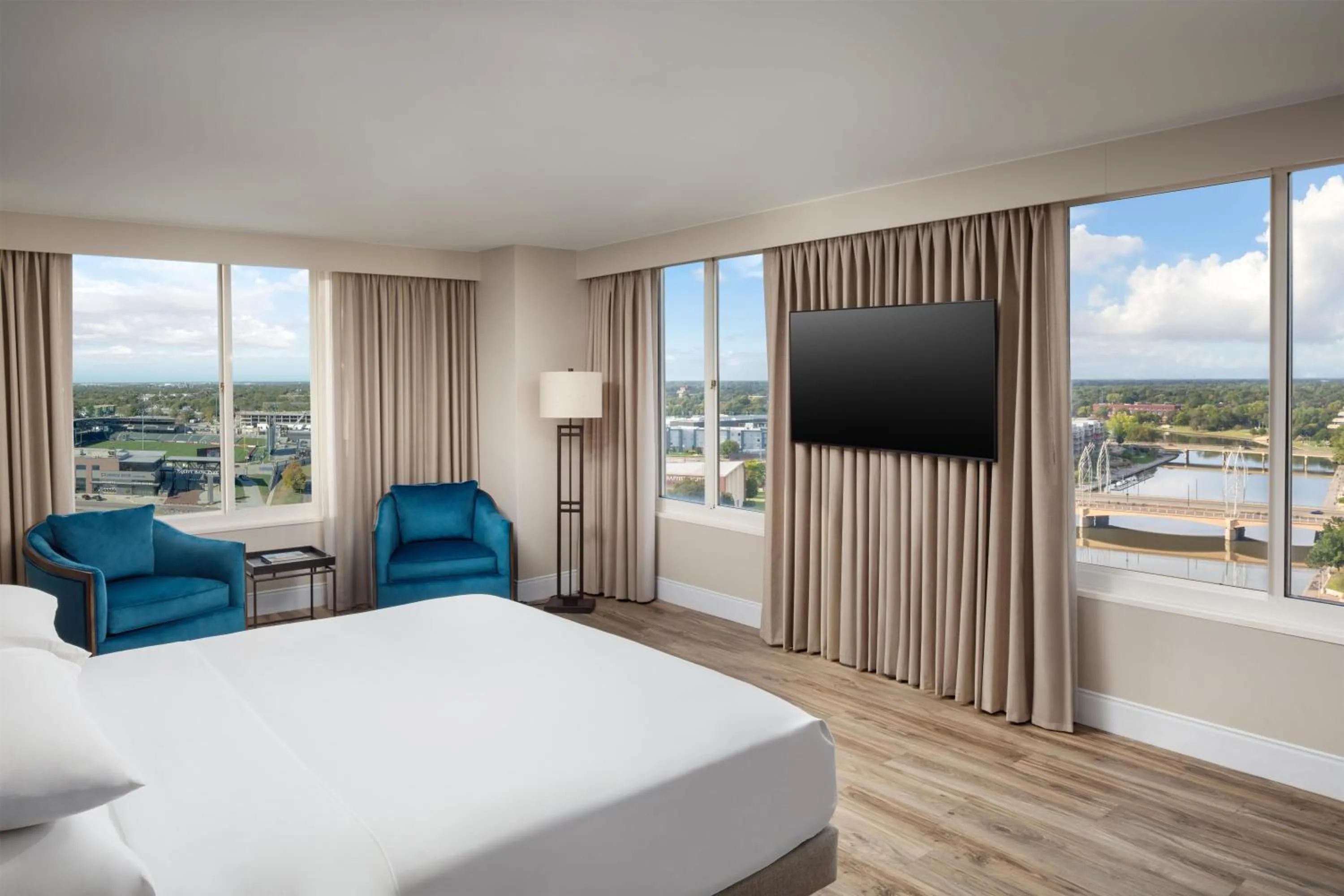 Photo of the whole room, Bed in Hyatt Regency Wichita