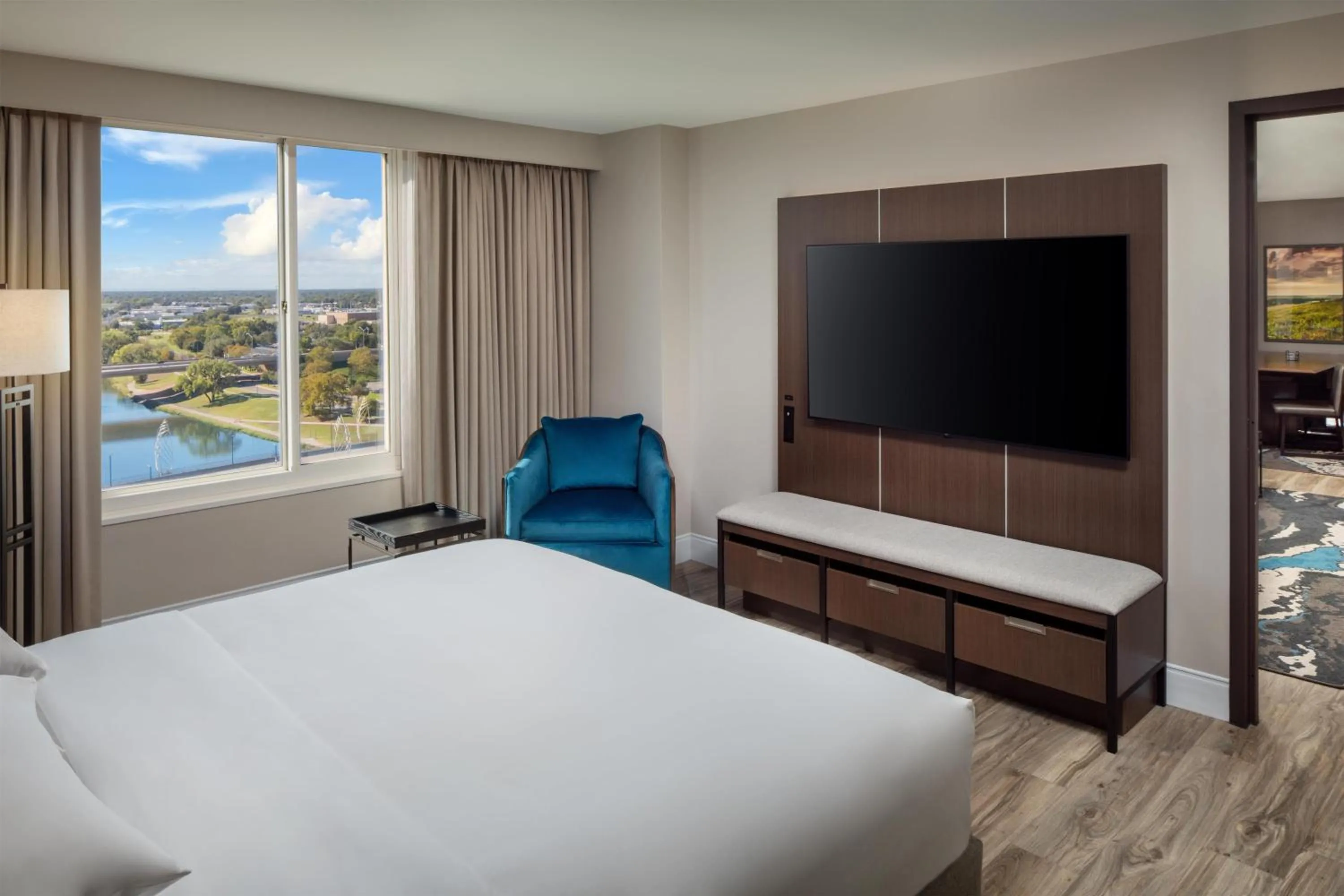 Photo of the whole room, Bed in Hyatt Regency Wichita