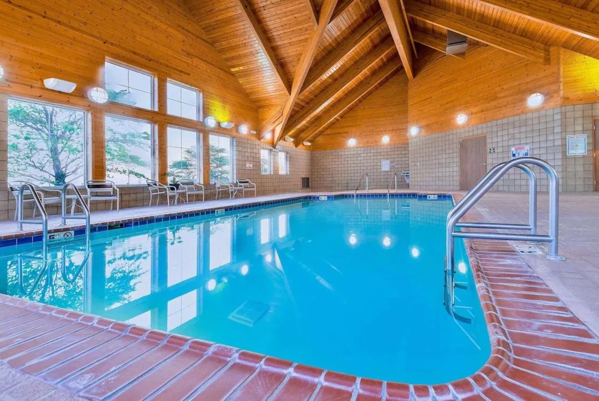 AmericInn by Wyndham Monmouth