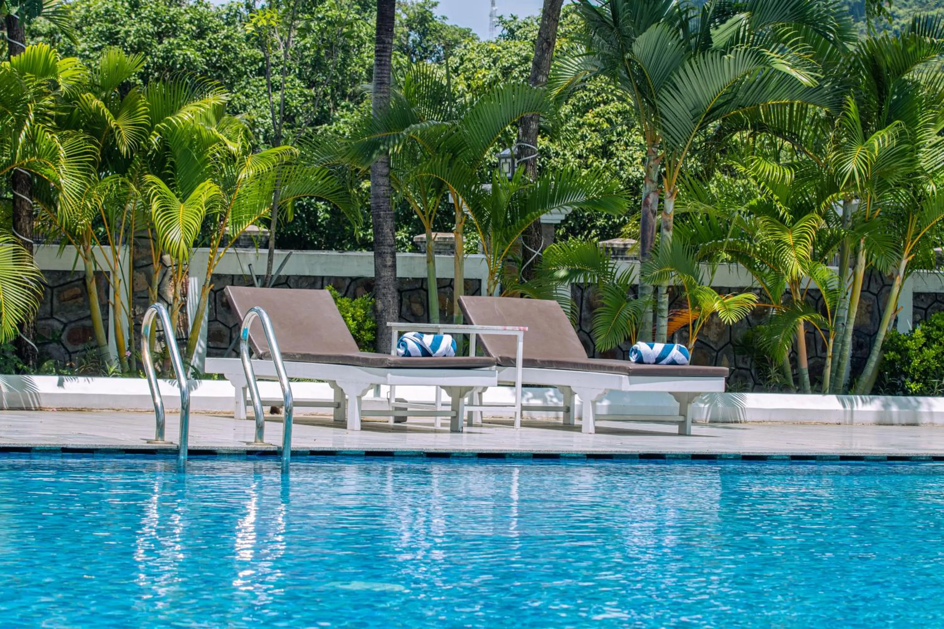 Swimming pool in Sangkahak Mith Hotel