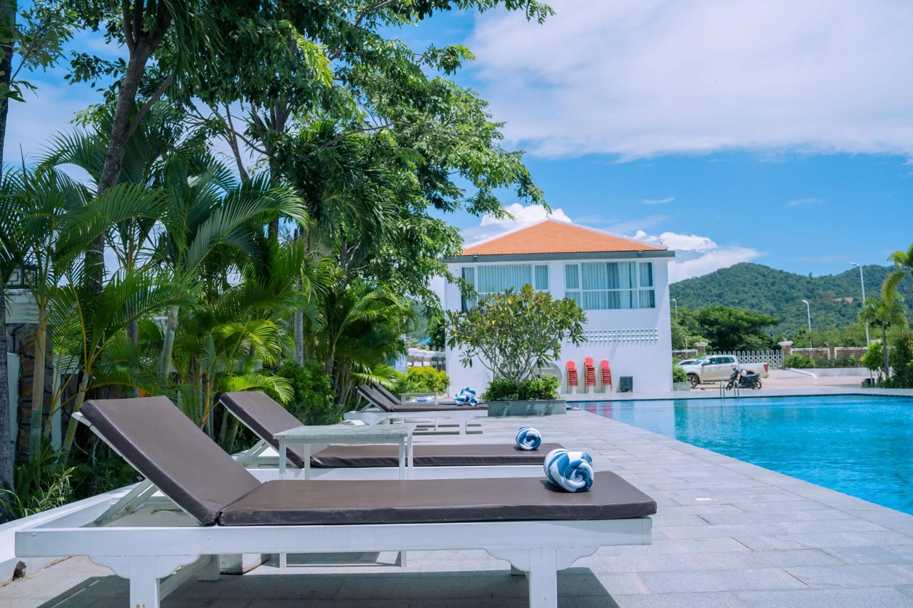 Swimming pool in Sangkahak Mith Hotel