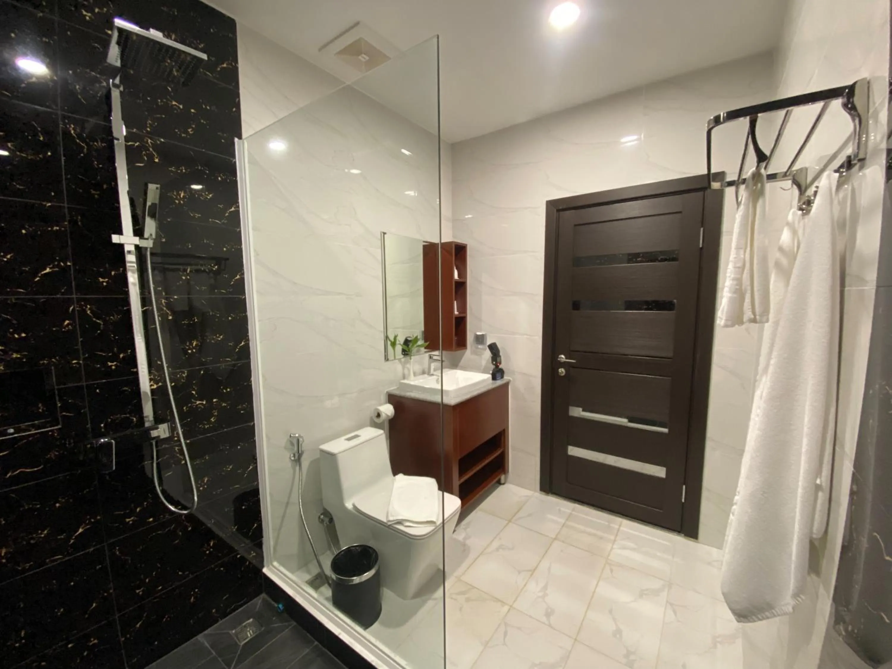 Bathroom in Sangkahak Mith Hotel