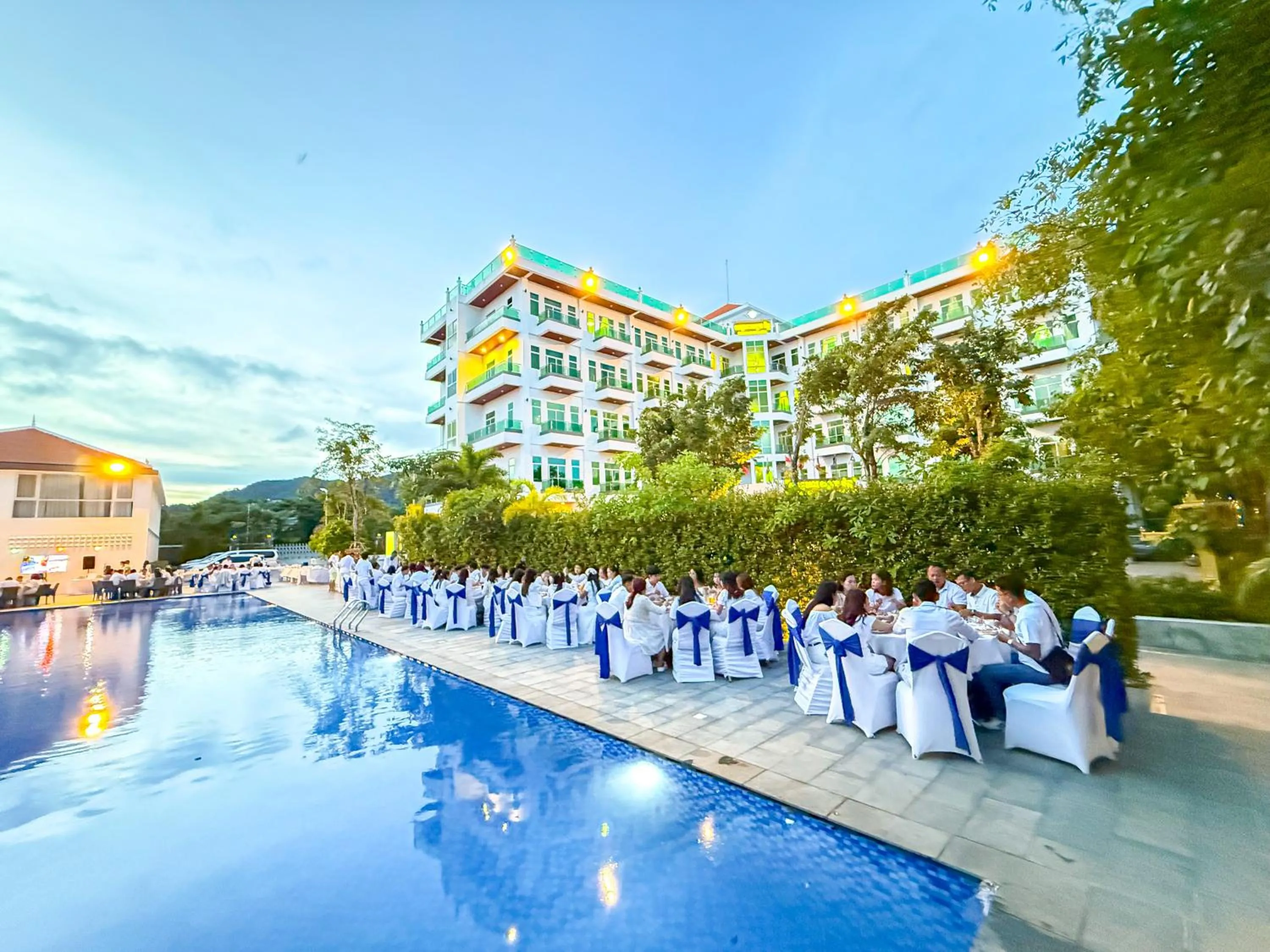 Swimming pool in Sangkahak Mith Hotel