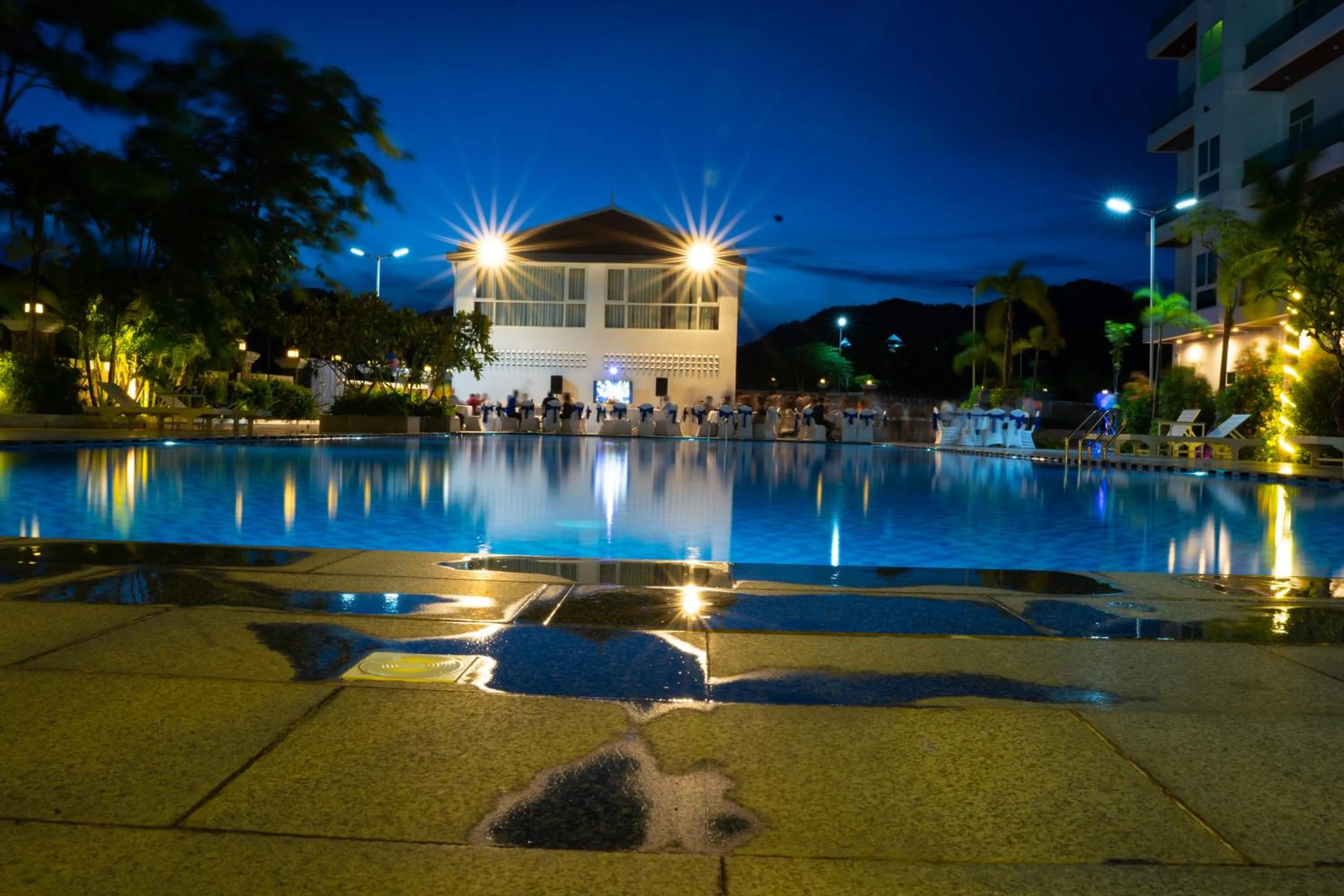 Swimming pool in Sangkahak Mith Hotel