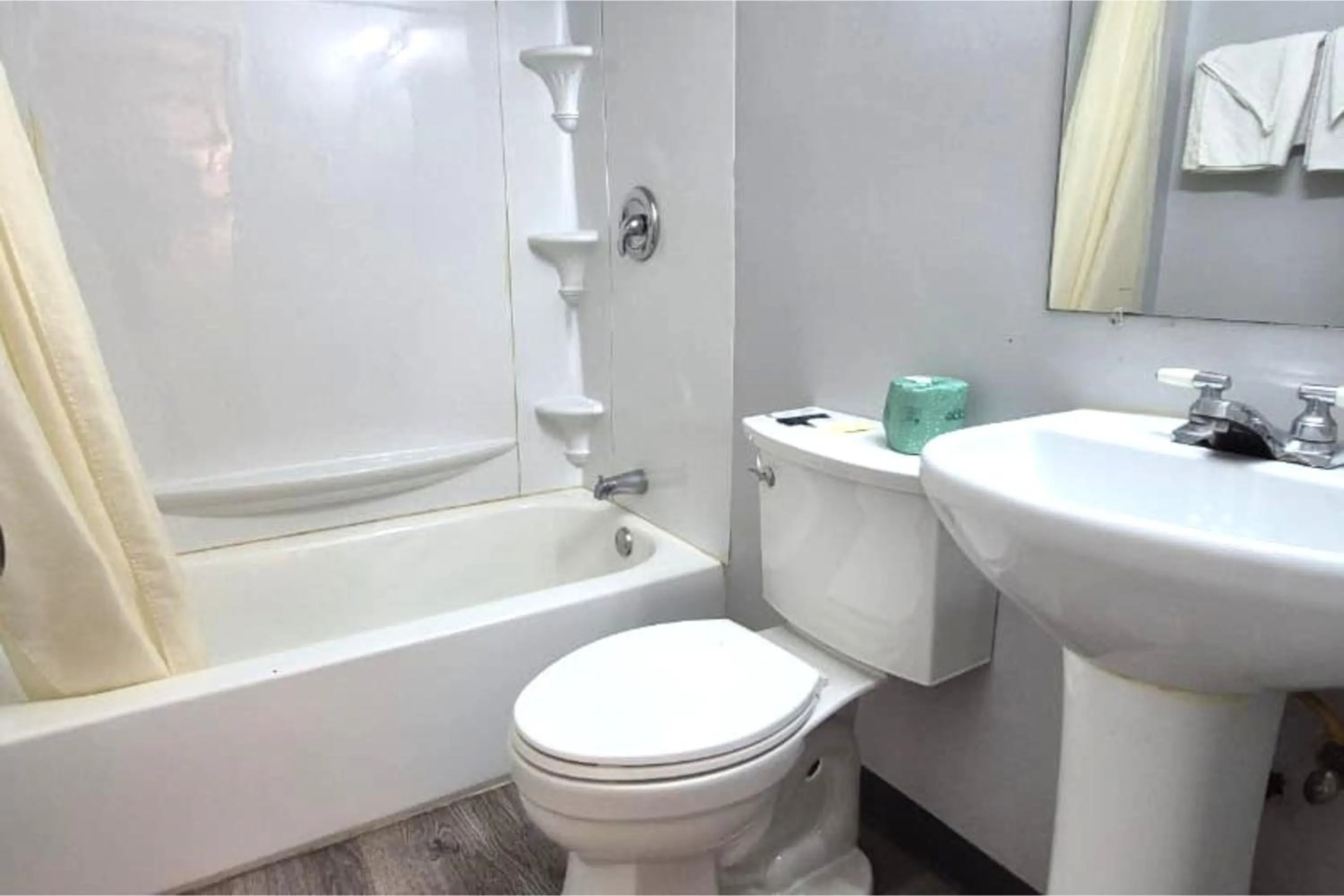 Bathroom in Capital O Elite Inn & Suites South Holland I 94