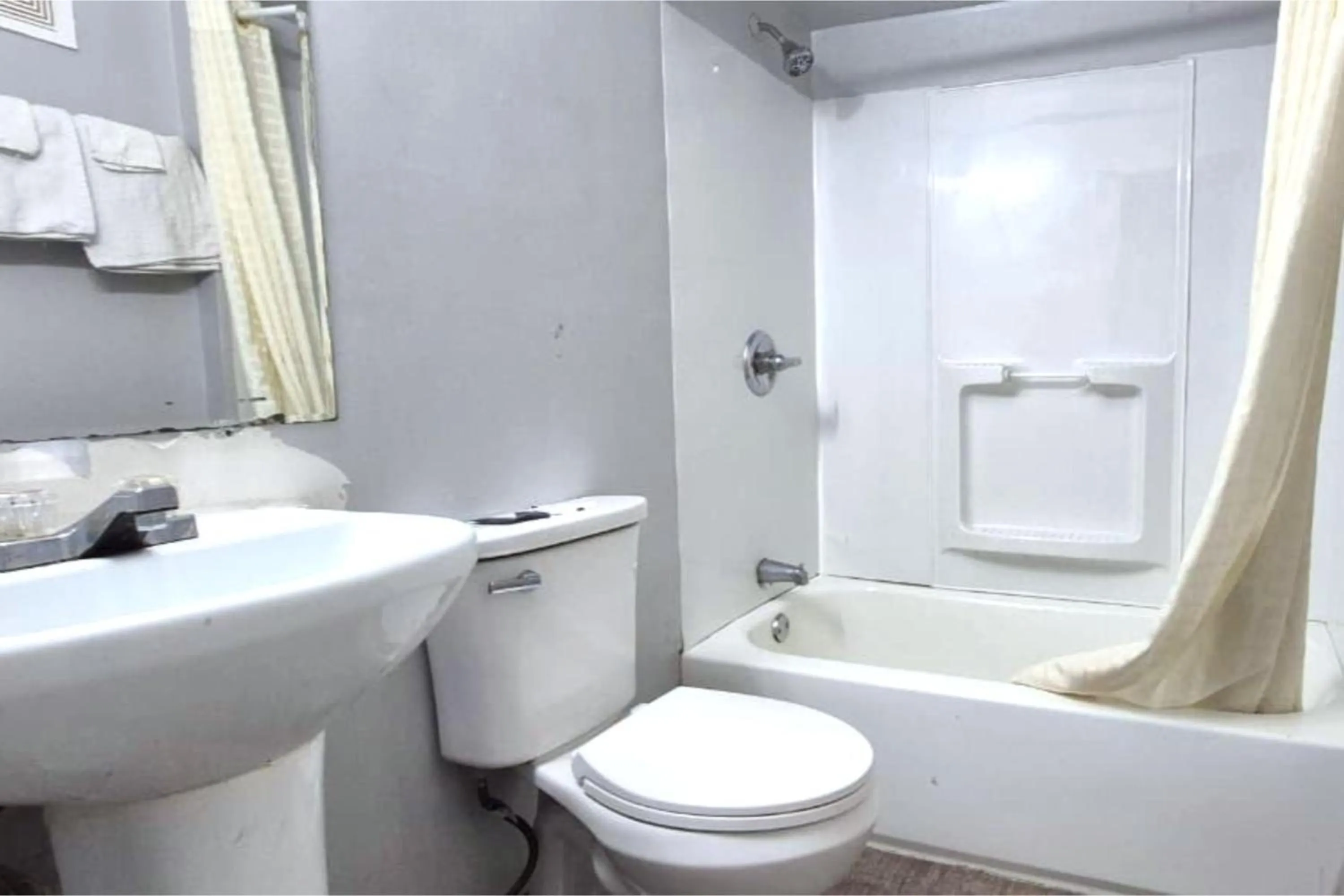 Bathroom in Capital O Elite Inn & Suites South Holland I 94