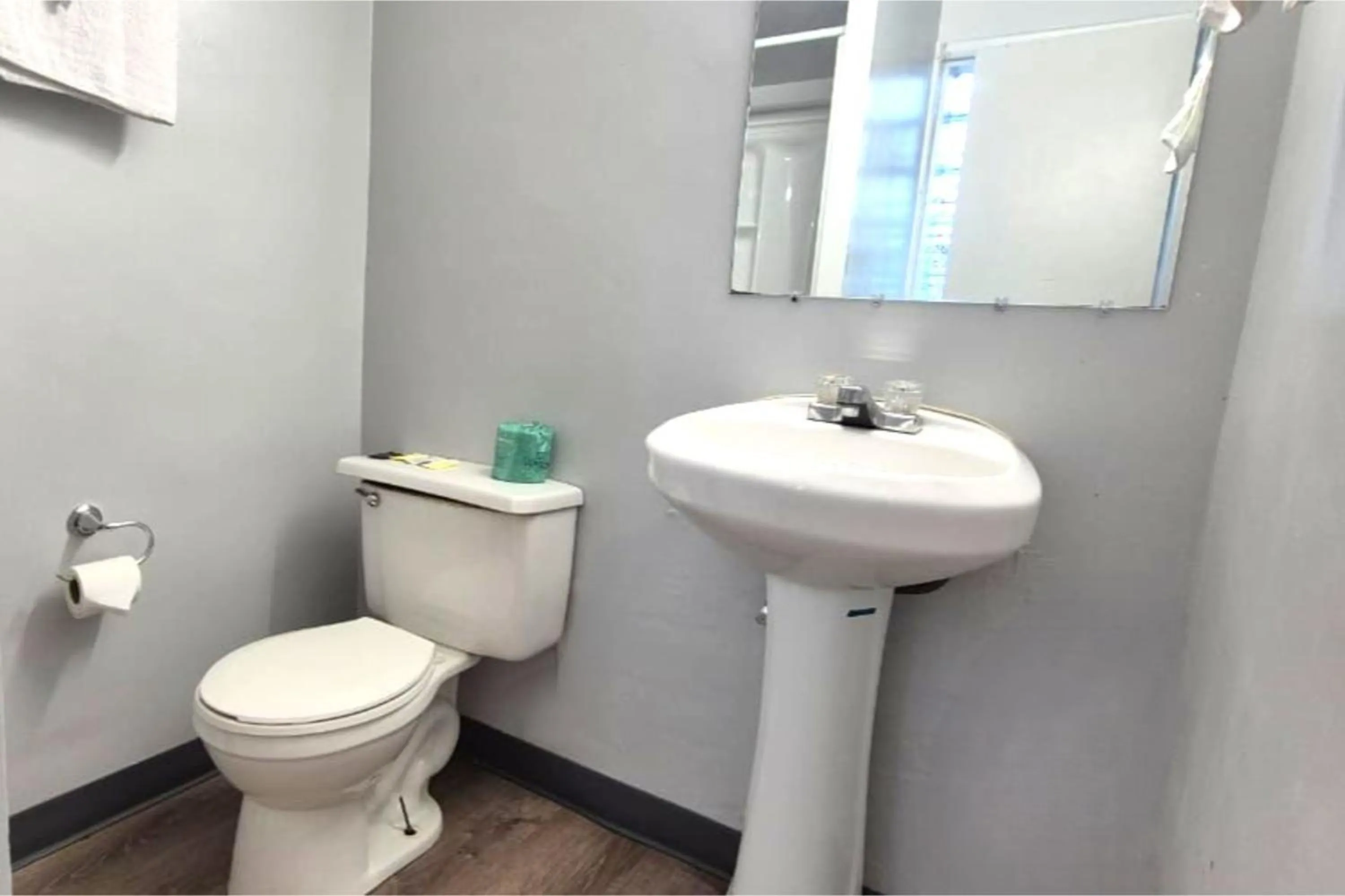 Bathroom in Capital O Elite Inn & Suites South Holland I 94