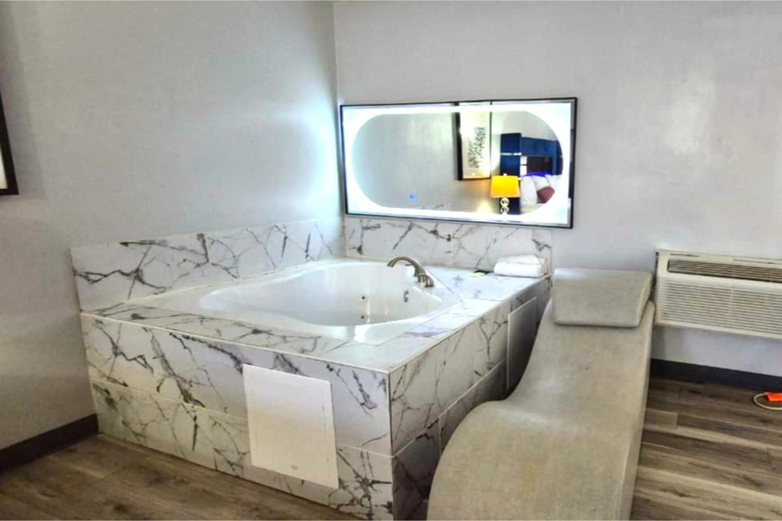 Hot Tub, Bed in Capital O Elite Inn & Suites South Holland I 94