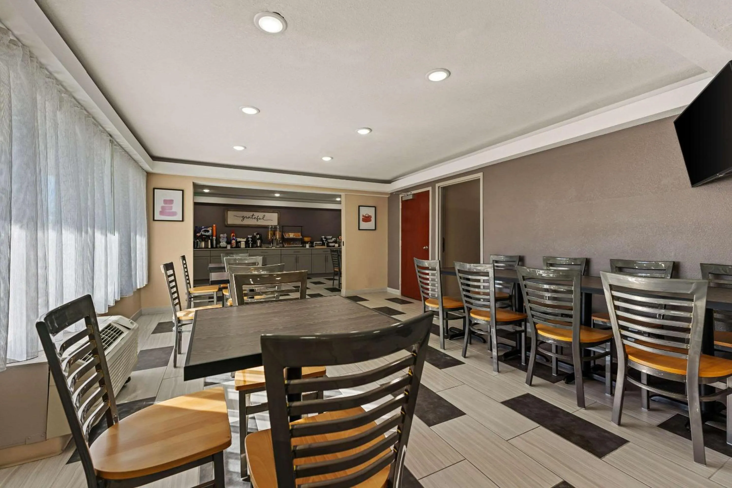 Breakfast in Econo Lodge