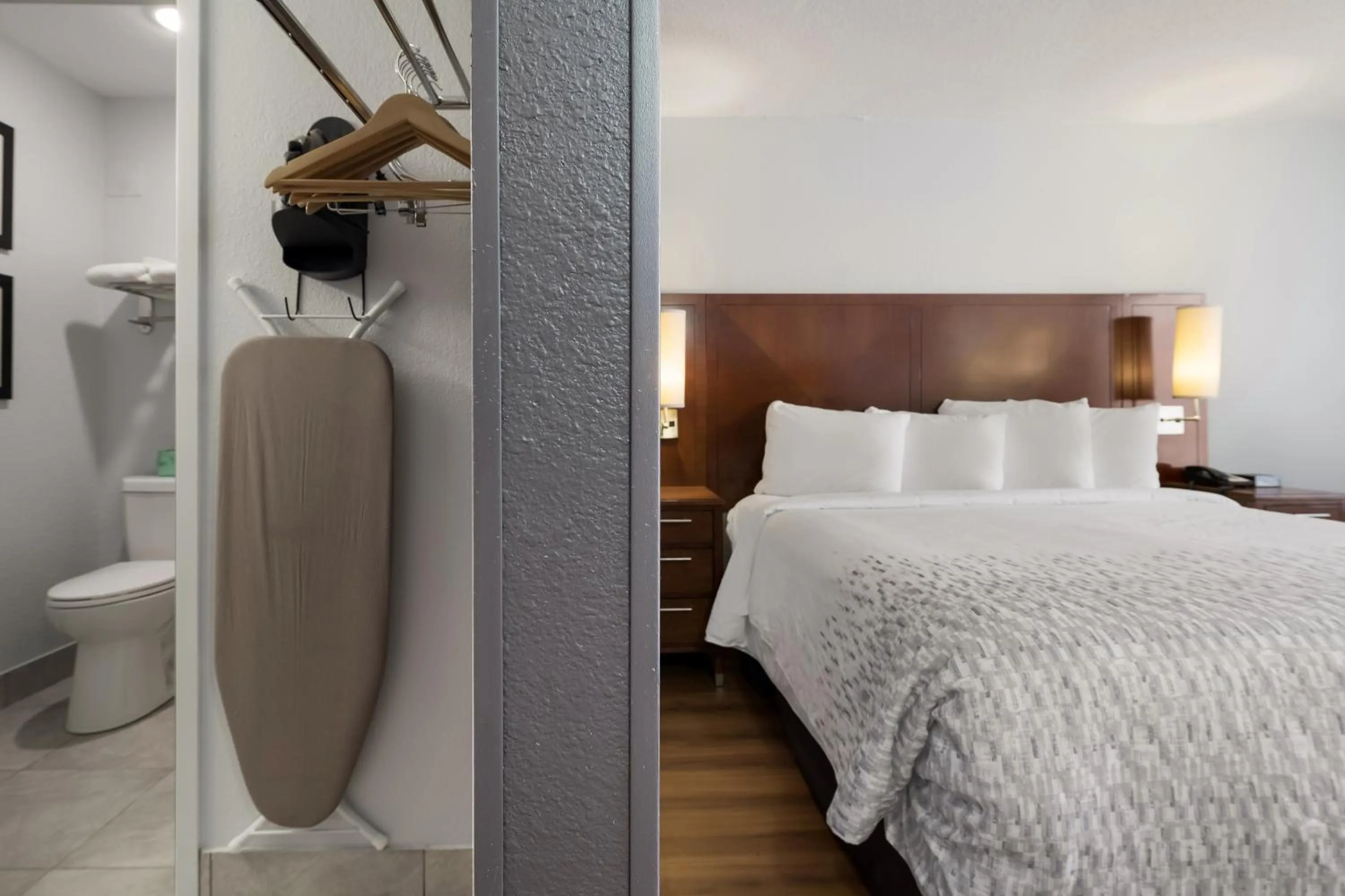 Bedroom, Bed in Econo Lodge