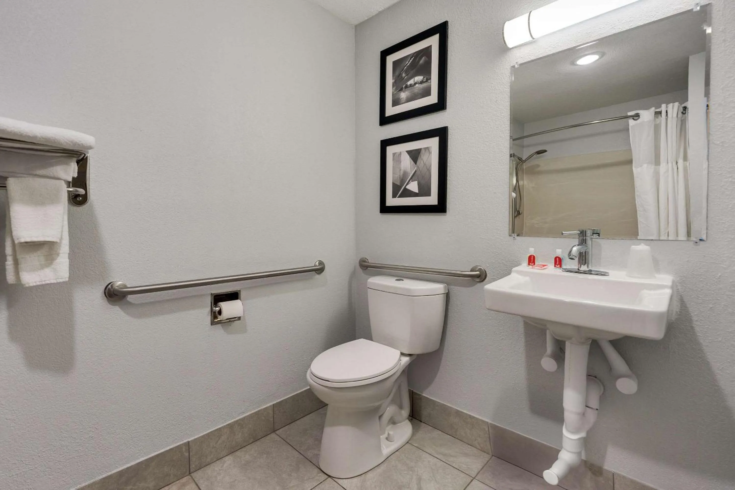 Bedroom in Econo Lodge