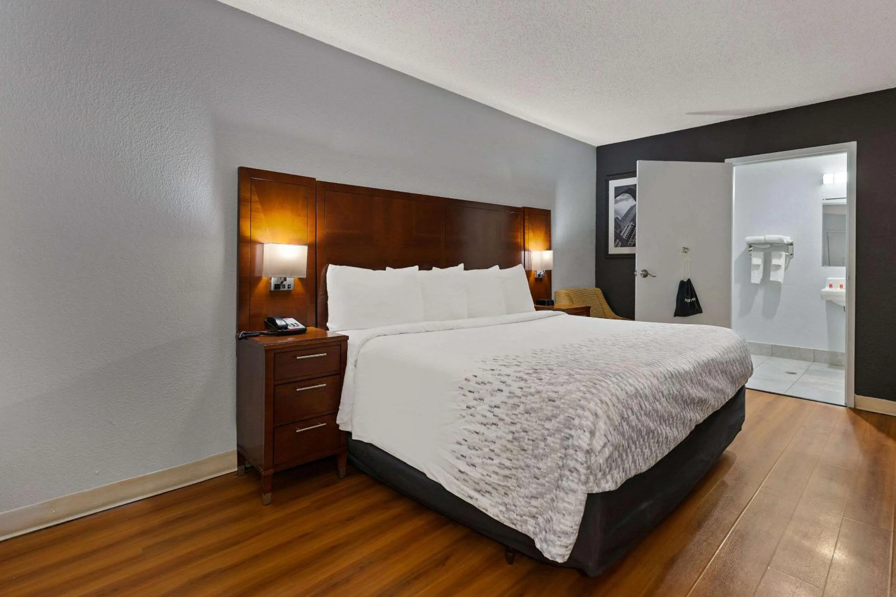 Bedroom, Bed in Econo Lodge