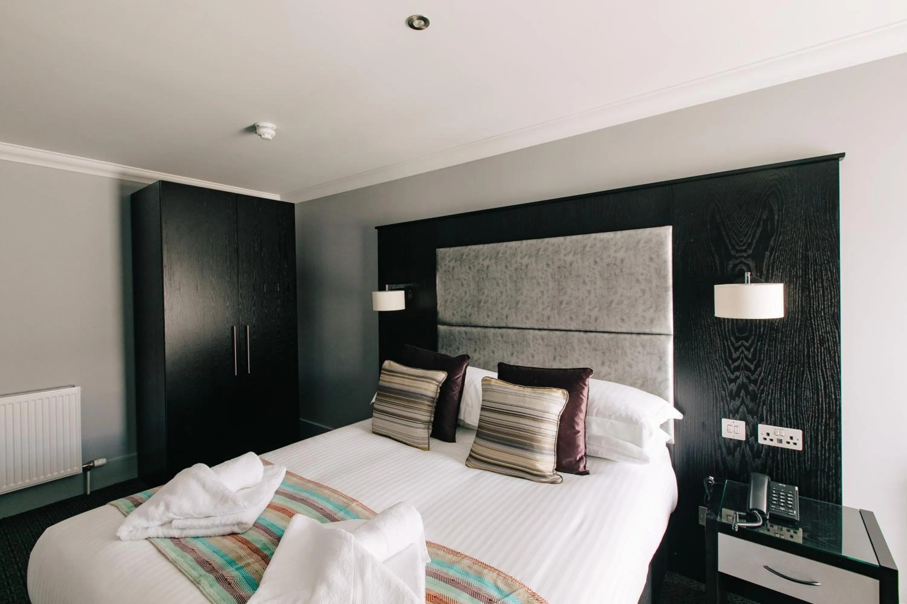 Bedroom, Bed in The Seafield Arms-Cullen