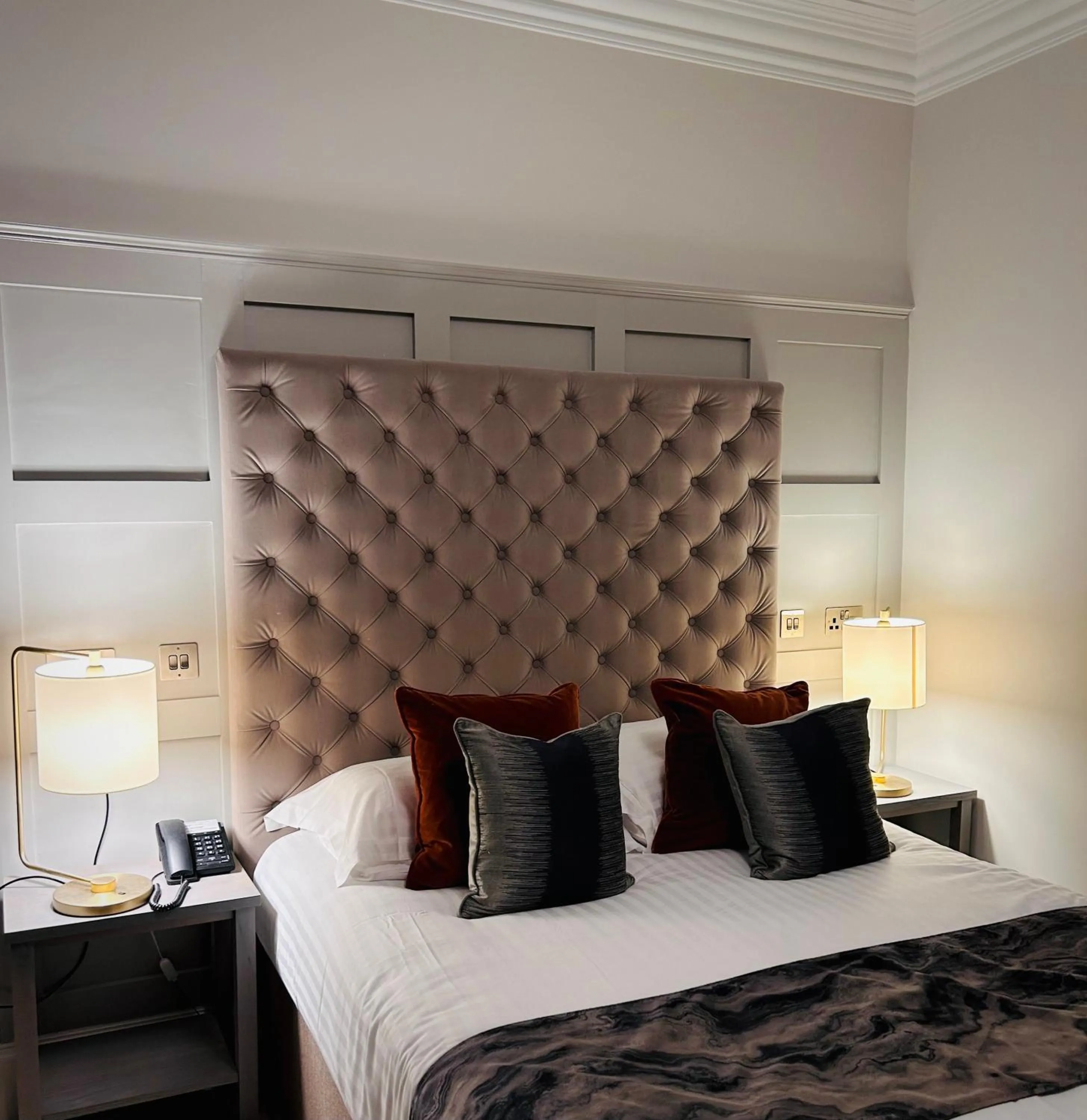 Bedroom, Bed in The Seafield Arms-Cullen