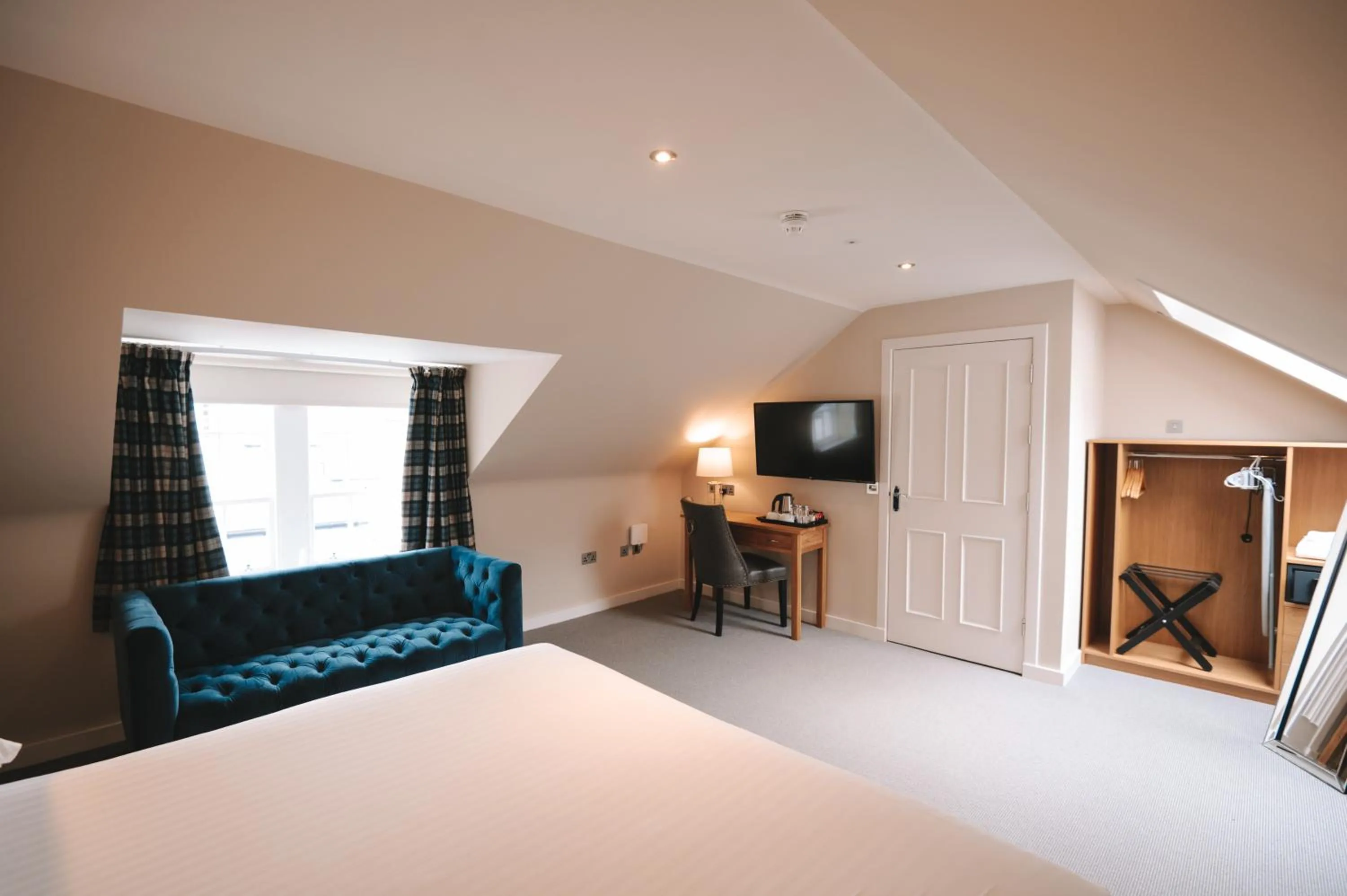 Bedroom, Bed in The Seafield Arms-Cullen