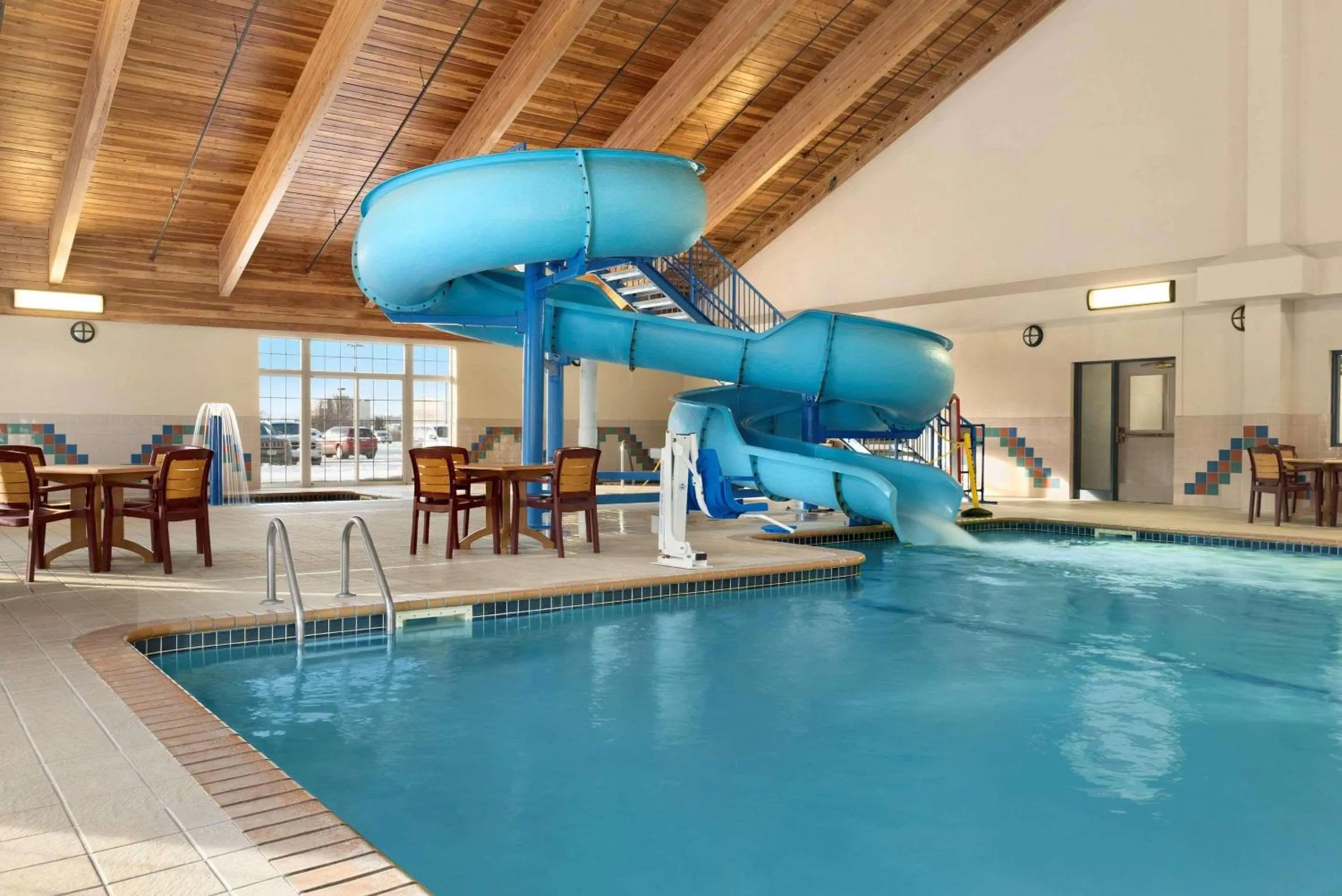 Swimming pool in Country Inn & Suites by Radisson, Duluth North, MN