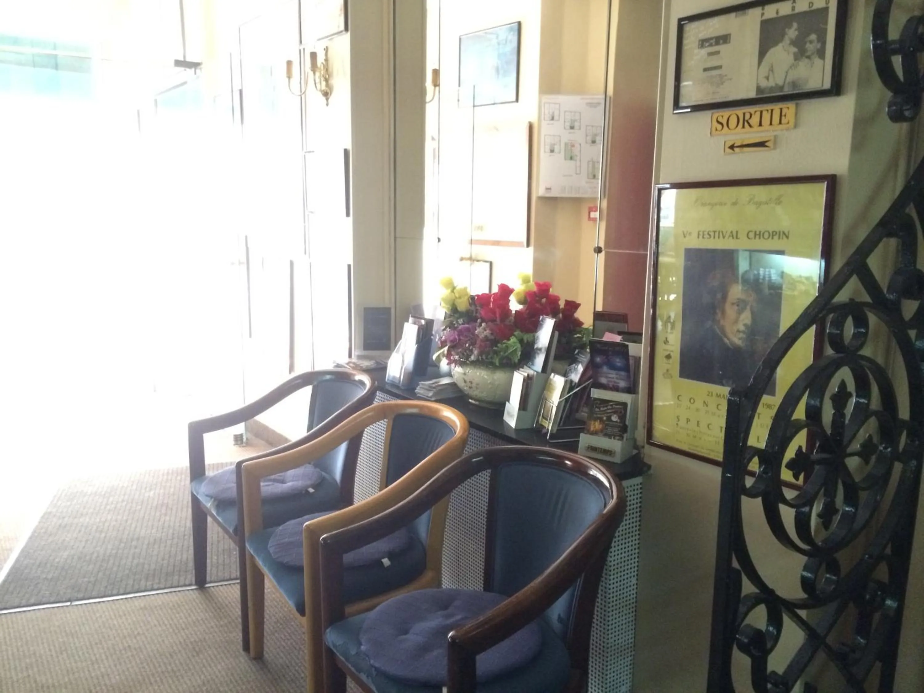 Lobby or reception in Hôtel Stanislas sans ascenseur