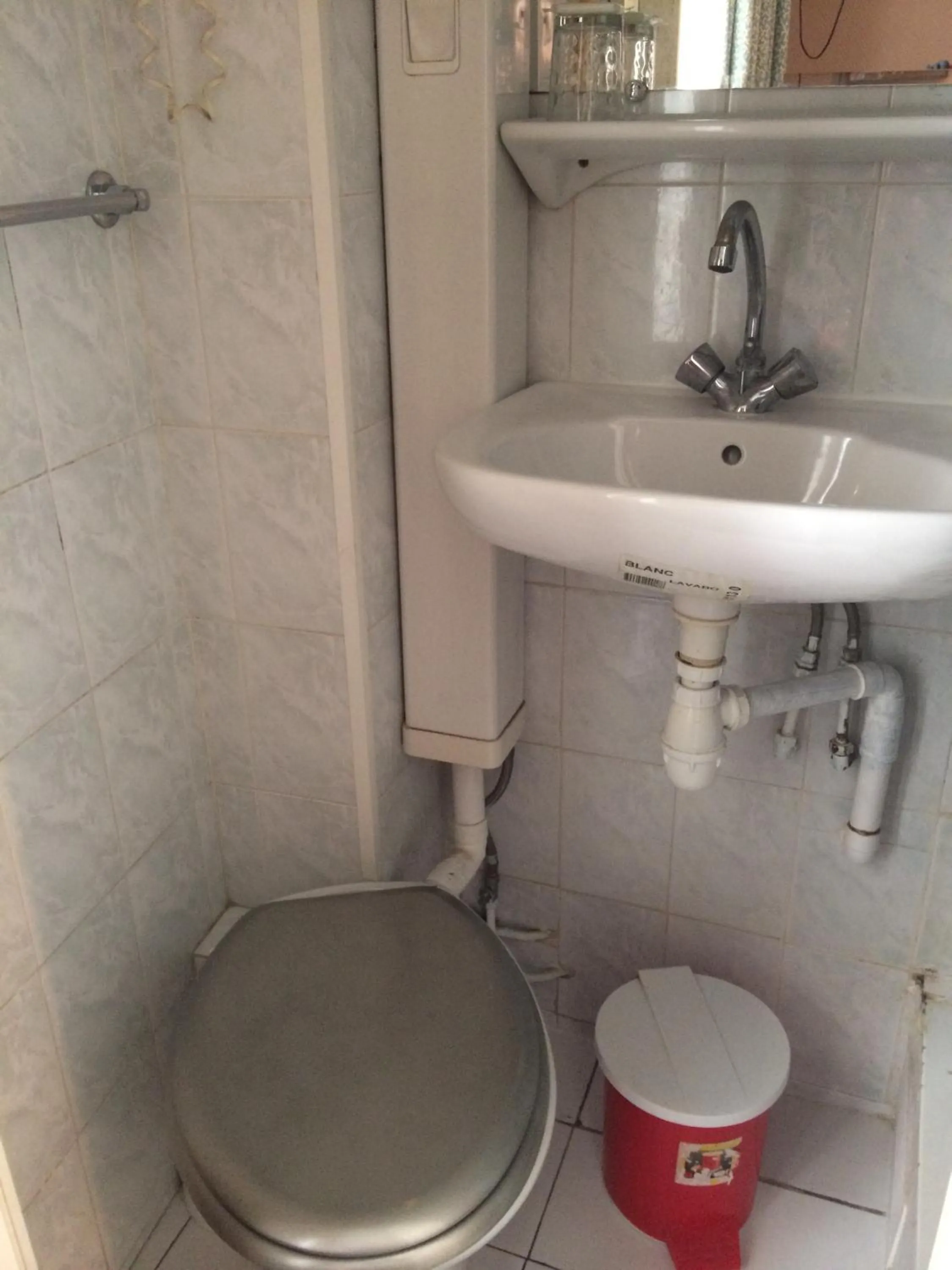 Toilet in Hôtel Stanislas sans ascenseur