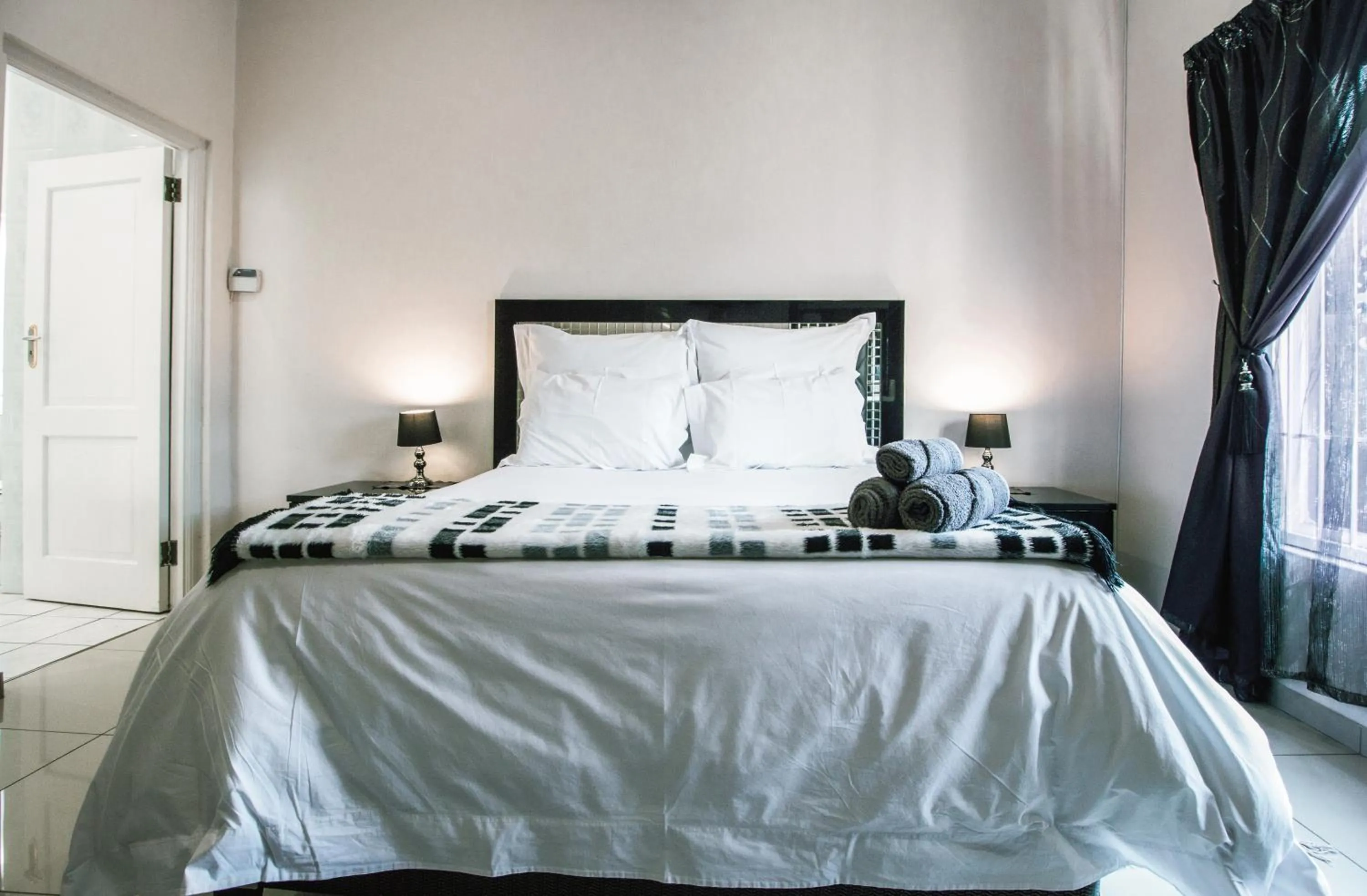 Bedroom, Bed in Charlie's Spot - Norwood