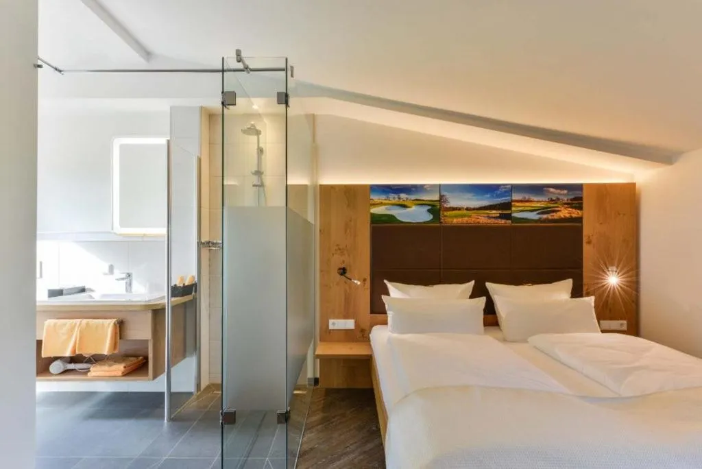 Bathroom, Bed in Hotel & Golfrestaurant Gut Wissmannshof