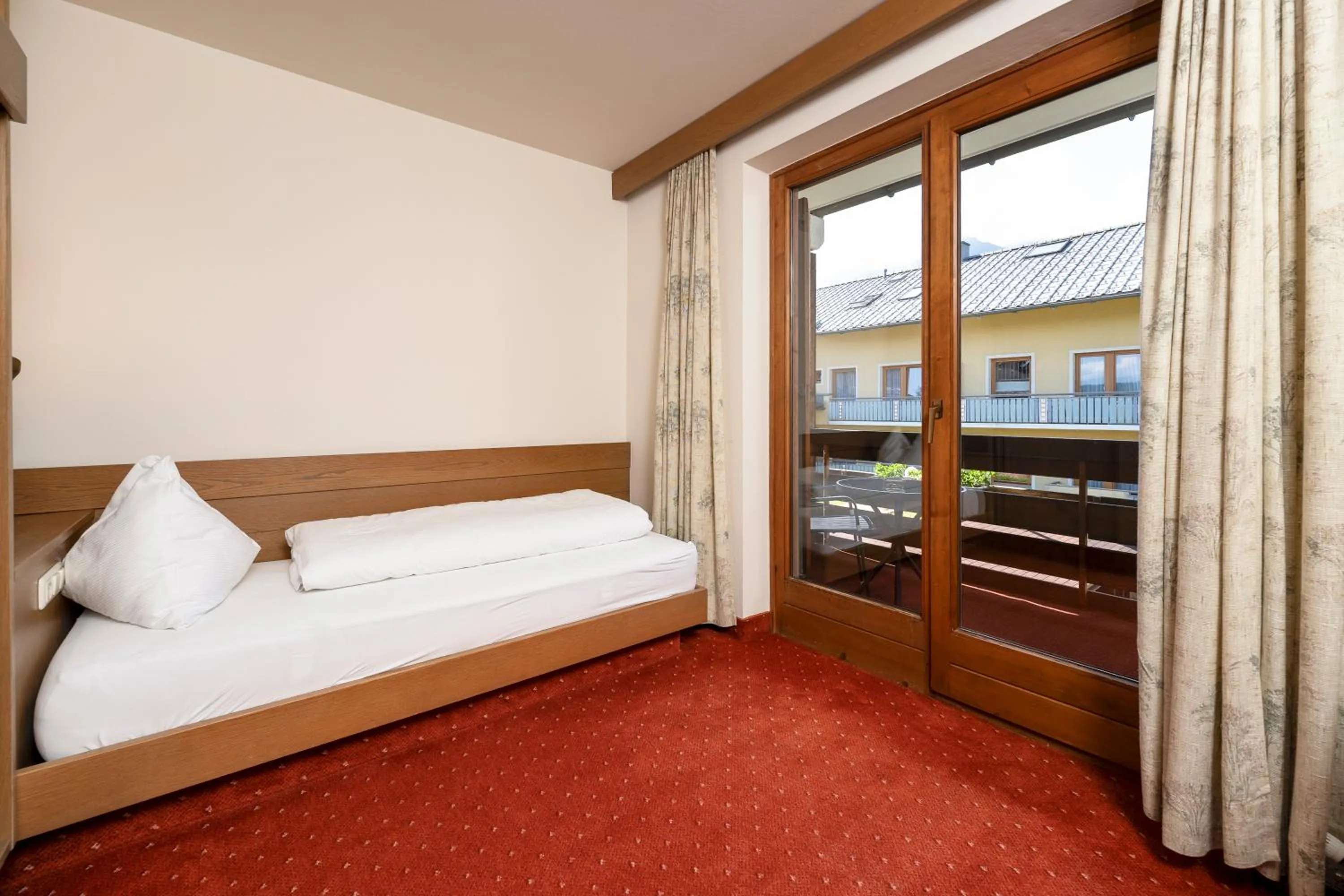 Photo of the whole room, Bed in Finkensteiner Hof