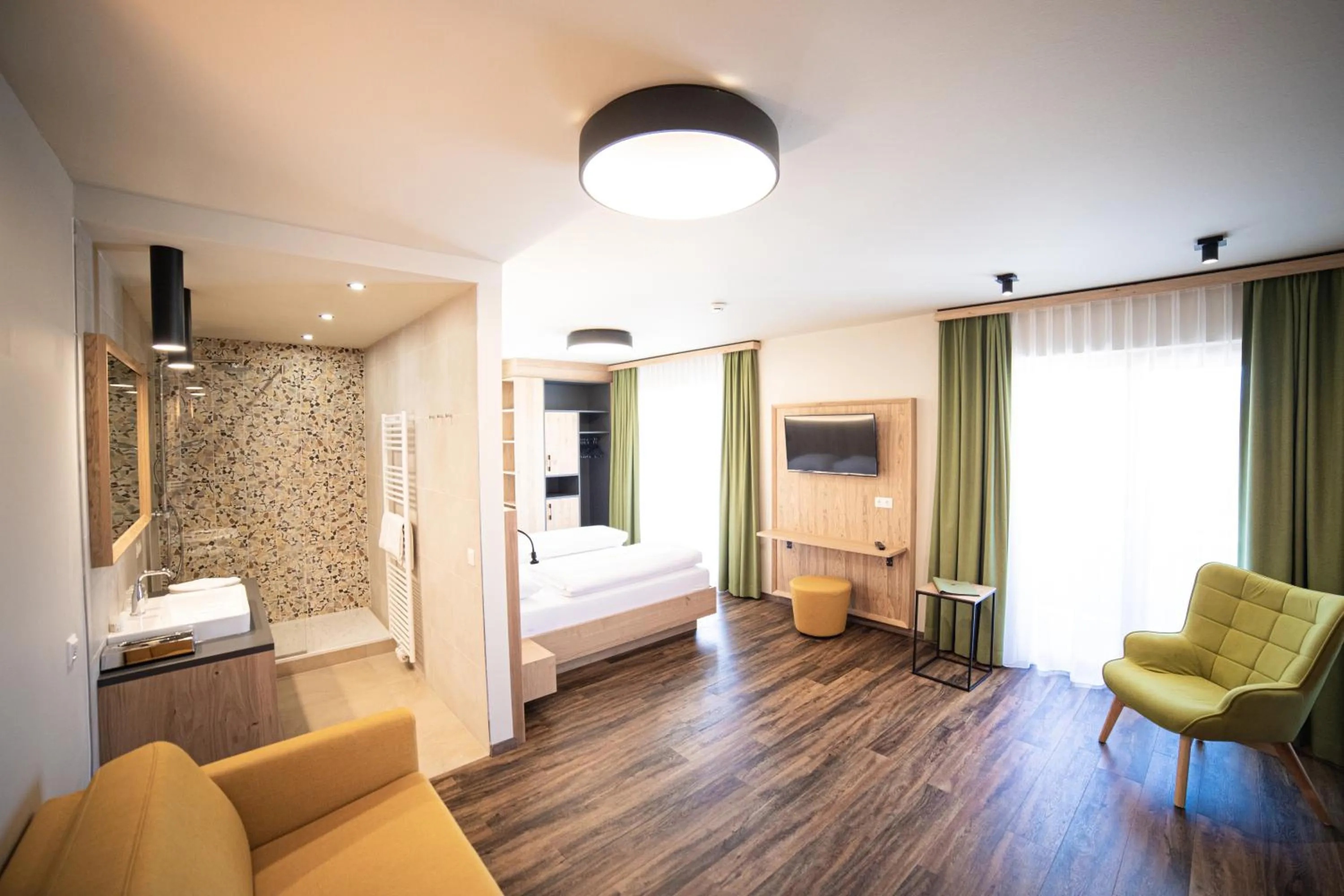 Photo of the whole room, Bed in Finkensteiner Hof