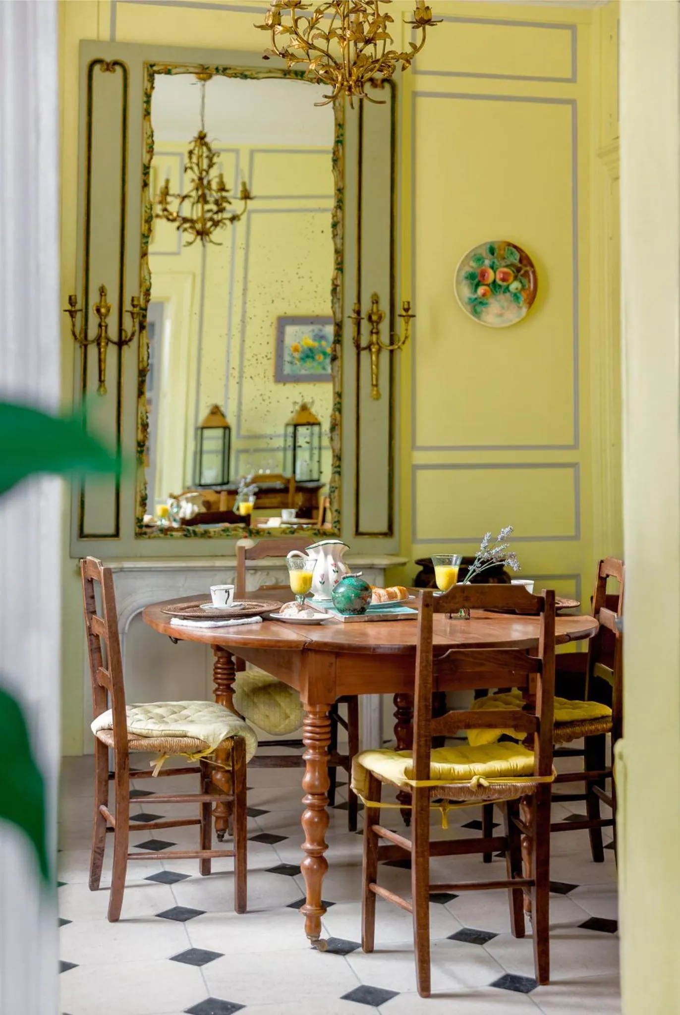 Dining area in La Maison Charmante